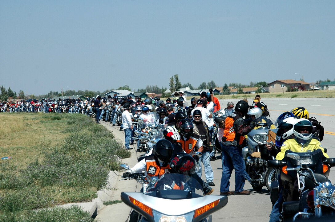 Nearly 350 riders from the Ellsworth Dakota Thunder Motorcycle Club and local community pause their ride Aug. 7 from Ellsworth to the 67th Annual Sturgis Motorcycle Rally to give other riders the opportunity to join the group.
(U.S. Air Force photo/Airman 1st Class Kimberly Moore Limrick)