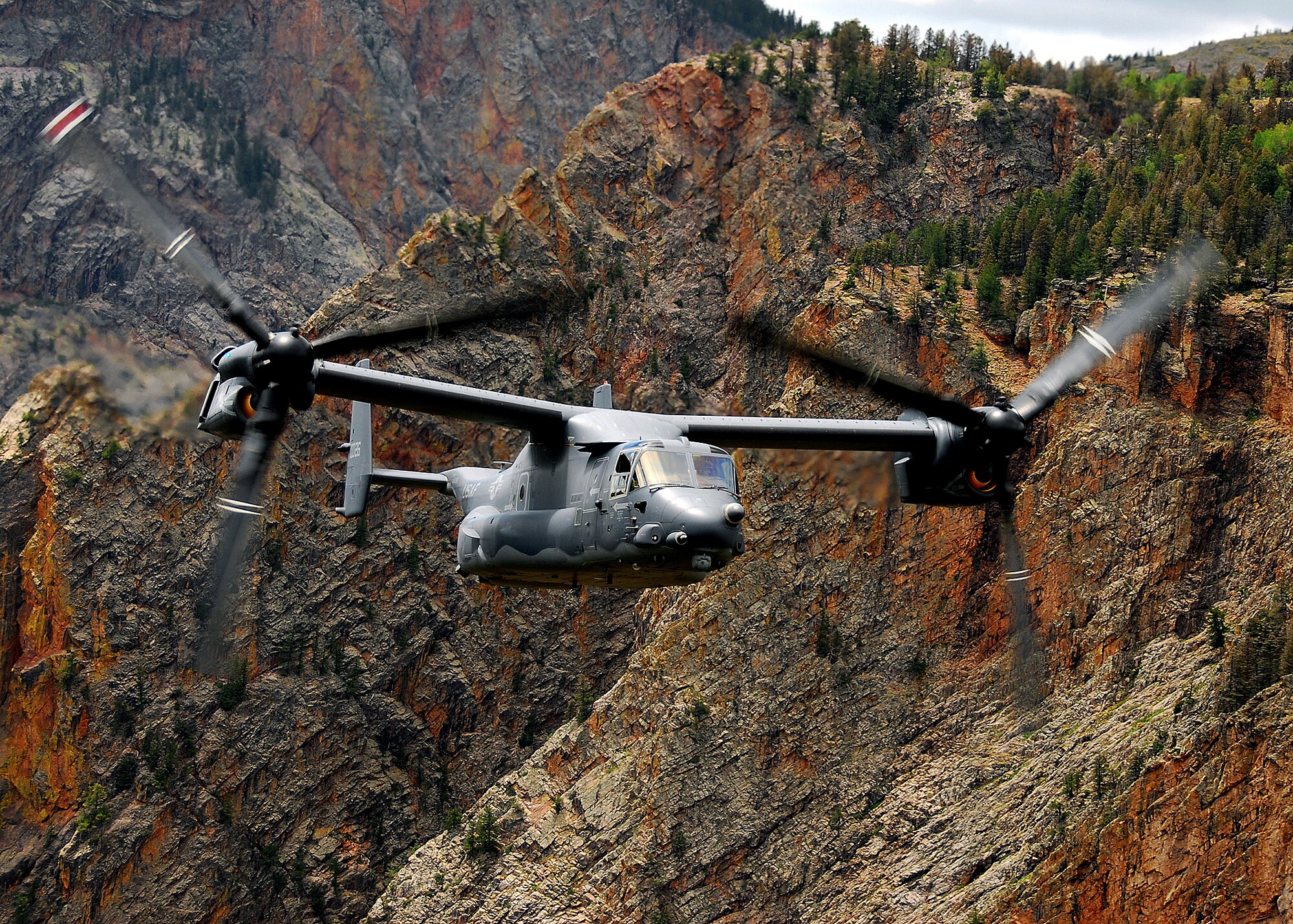 KIRTLAND AIR FORCE BASE, New Mexico: A crew from KOB-TV, Albuquerque, N.M., news takes a ride on a CV-22 Osprey Aug. 7 and finds themselves in the midst of aerial scenery that is breathtaking, as is the angle of flight through part of the ride. The CV-22 is assigned to the 58th Special Operations Wing, 71st Special Operations Squadron, here. U.S. Air Force photo by Staff Sgt. Markus Maier
