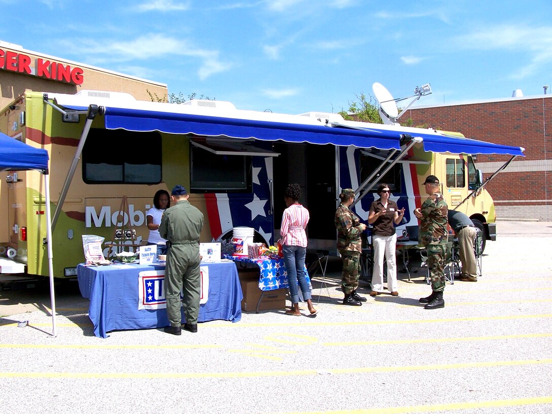Members of the Michigan Air National Guard and other visitors to the base exchange at Selfridge Air National Guard Base, Mich., stop by the Mobile United Service Organizations' station Aug. 11. The canteen is one of three such vehicles the USO began using this year to bring the USO to servicemembers who may not regularly come in contact with the organization. There are no USO facilities in Michigan. The mobile center offers a TV lounge, wireless Internet access and other recreational offerings. (U.S. Air Force photo/Staff Sgt. Samara Taylor) 
