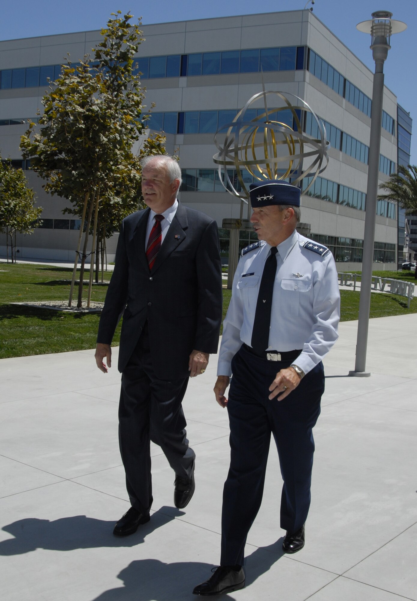 Secretary of the Air Force Michael Wynne visited Los Angeles AFB, Aug. 7. During his visit here, the Secretary received SMC overview briefings and a walking tour of the Schreiver Space Complex. He was in Los Angeles to speak at the Defense Advanced Research Projects Agency’s DARPA Tech 2007 conference. Pictured Left to right are: Secretary Wynne and SMC Commander Lt. Gen. Michael Hamel. (Photo by Joe Juarez)