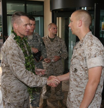 Gen. Peter Pace, Chairman of the Joint Chiefs of Staff, shakes hands with Sgt. Paul Messenger, MARFORPAC communications noncommissioned officer, after speaking with the troops at Camp H.M. Smith, Aug. 17.
