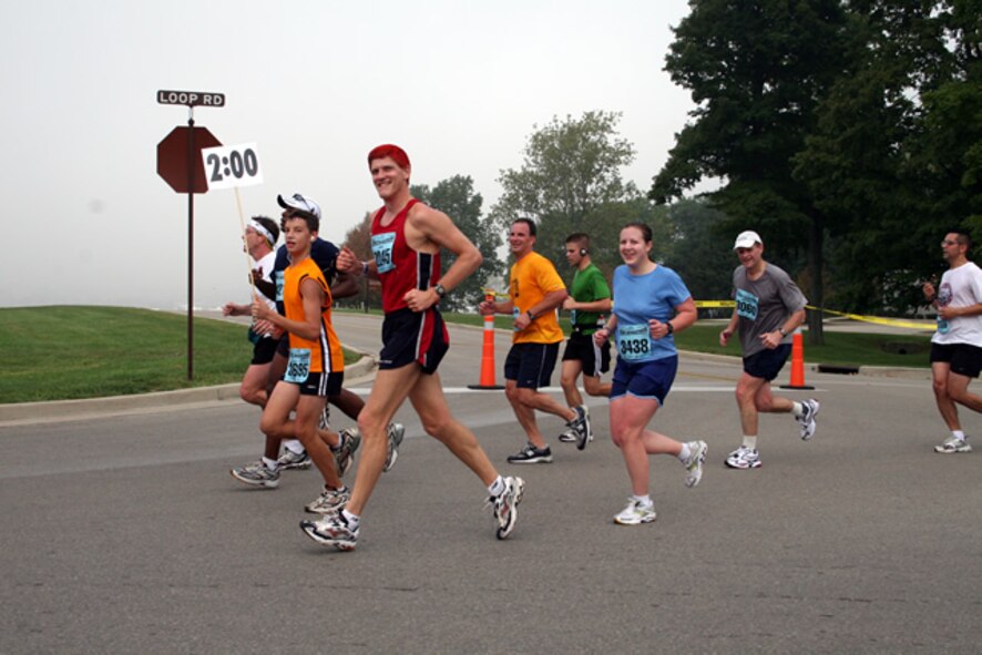 Jim Crist, a member of the U.S. Air Force Marathon pace team, runs with his group during the 2006 Air Force Marathon in Area B. (Air Force photo)