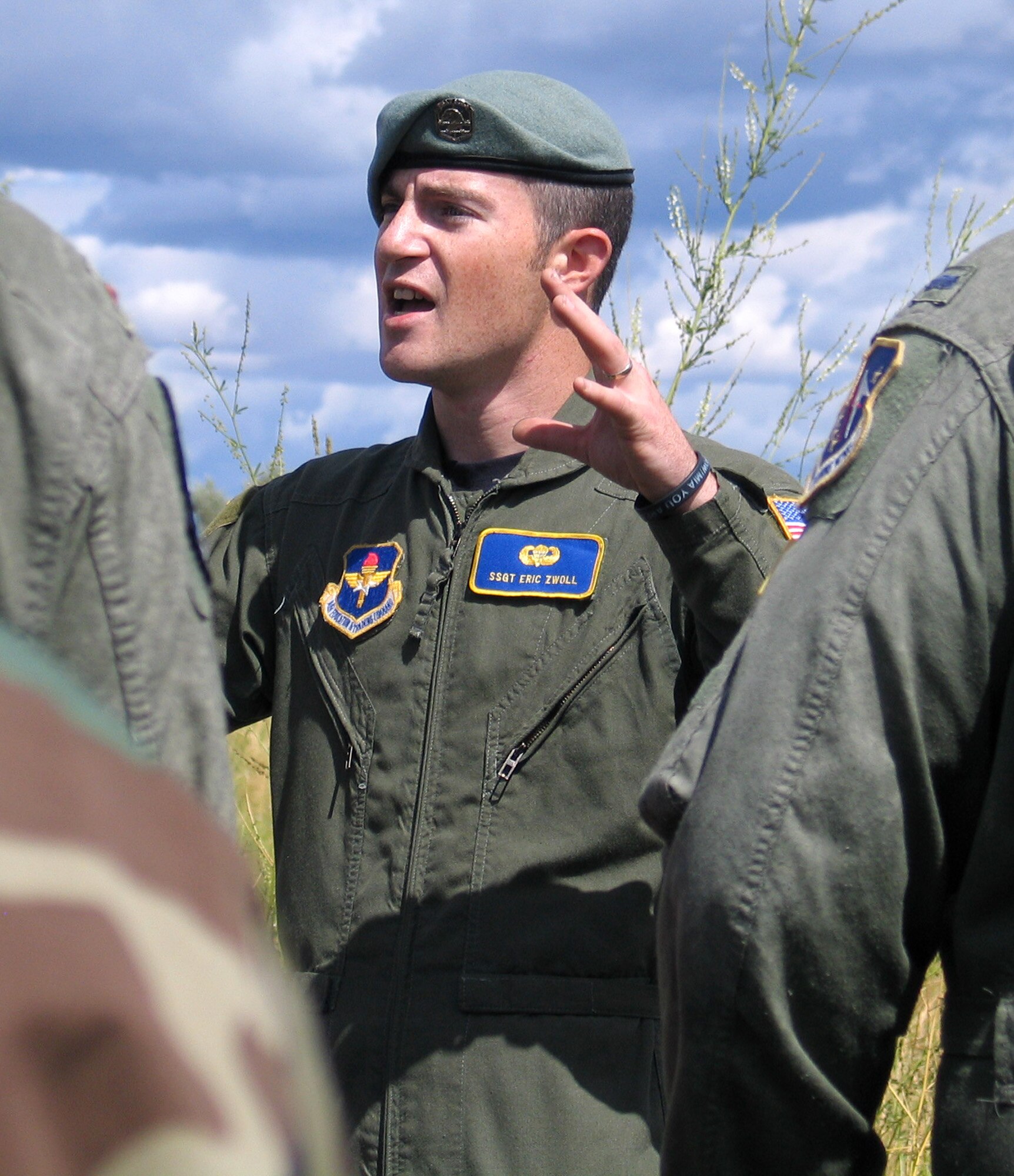 FAIRCHILD AIR FORCE BASE, Wash. – Staff Sgt. Eric Zwoll, instructor at the Survival, Evasion, Resistance and Escape school here, explains to his class how to jump safely with a parachute, going over everything from leaving the aircraft to overcoming equipment malfunctions and evading forces on the ground. Sergeant Zwoll was one member of a four-man SERE team from Fairchild that placed fourth in the Leapfest 2007 competition this month, an annual parachute competition that included 59 teams this year, from the United States and ten other countries. (U.S. Air Force photo / Staff Sgt. Connie L. Bias)