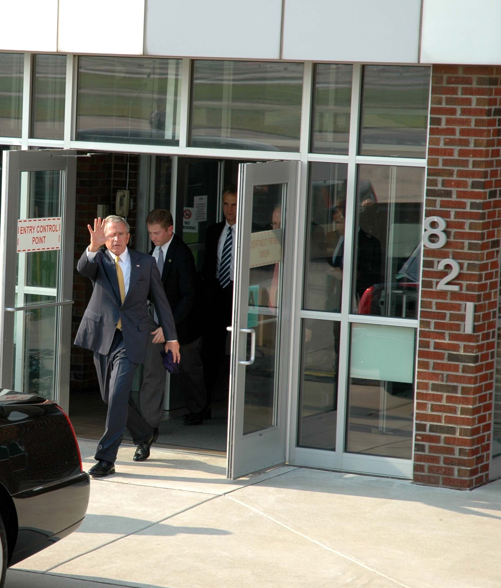 President George W. Bush waves as he leaves Base Operations at the 934th Airlift Wing.  The President attended a briefing with Governor Tim Pawlenty, Minnesota congressional members and transportation officials who discussed the reconstruction of the 35W bridge.