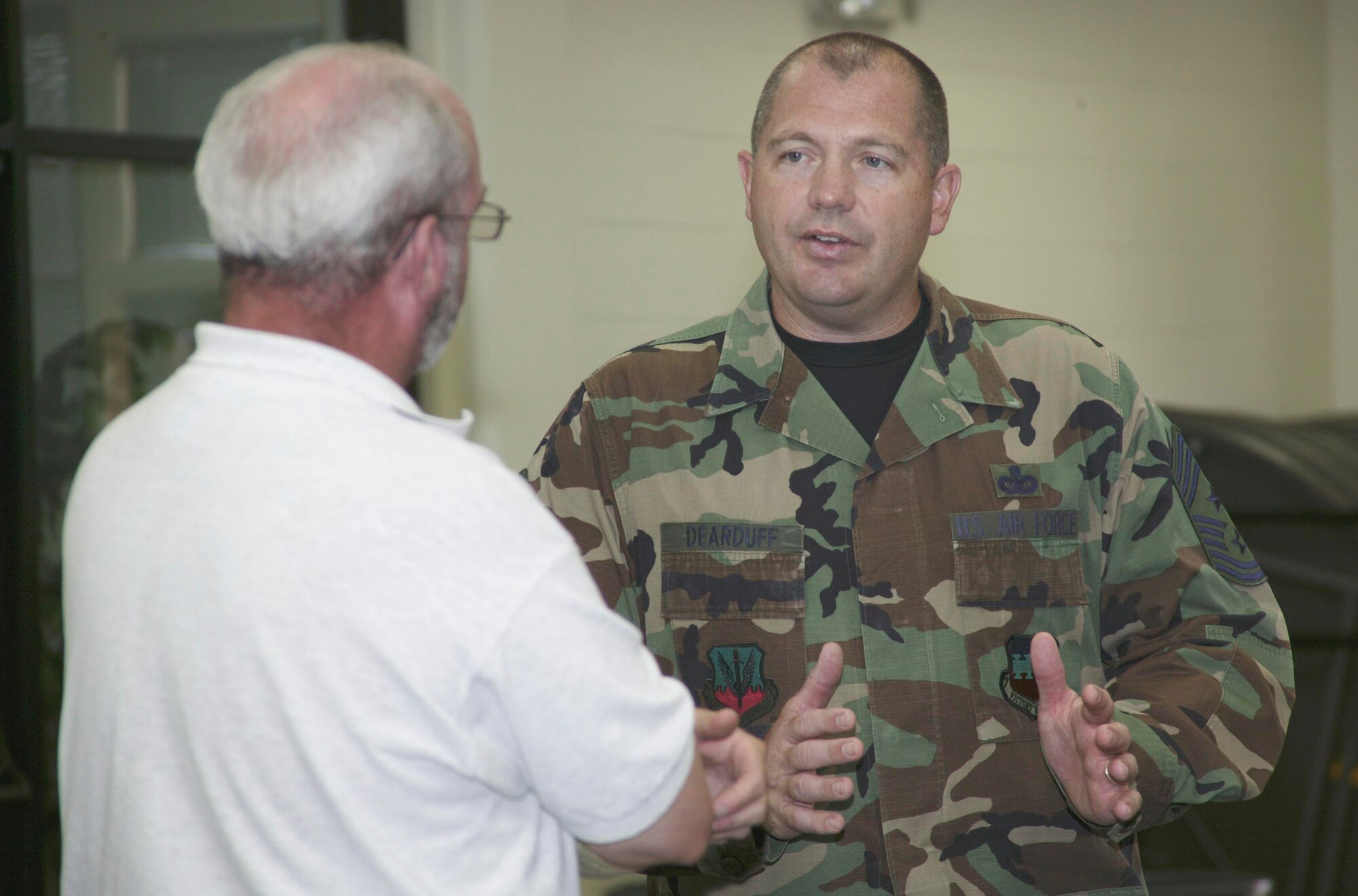 SHAW AIR FORCE BASE, S.C. -- Chief Master Sgt. Scott Dearduff, 20th Fighter Wing command chief, visits with Jack Lonergan, 20th Services Squadron Community Center director, at the Community Center during a tour of recreational areas for the Airmen on base Aug. 22. Chief Dearduff reported for his first duty-day at Shaw Aug. 13. He is the highest enlisted member in the 20th FW and is responsible for 4,300 enlisted Airmen in the wing. (U.S. Air Force photo/Senior Airman Holly MacDonald)
