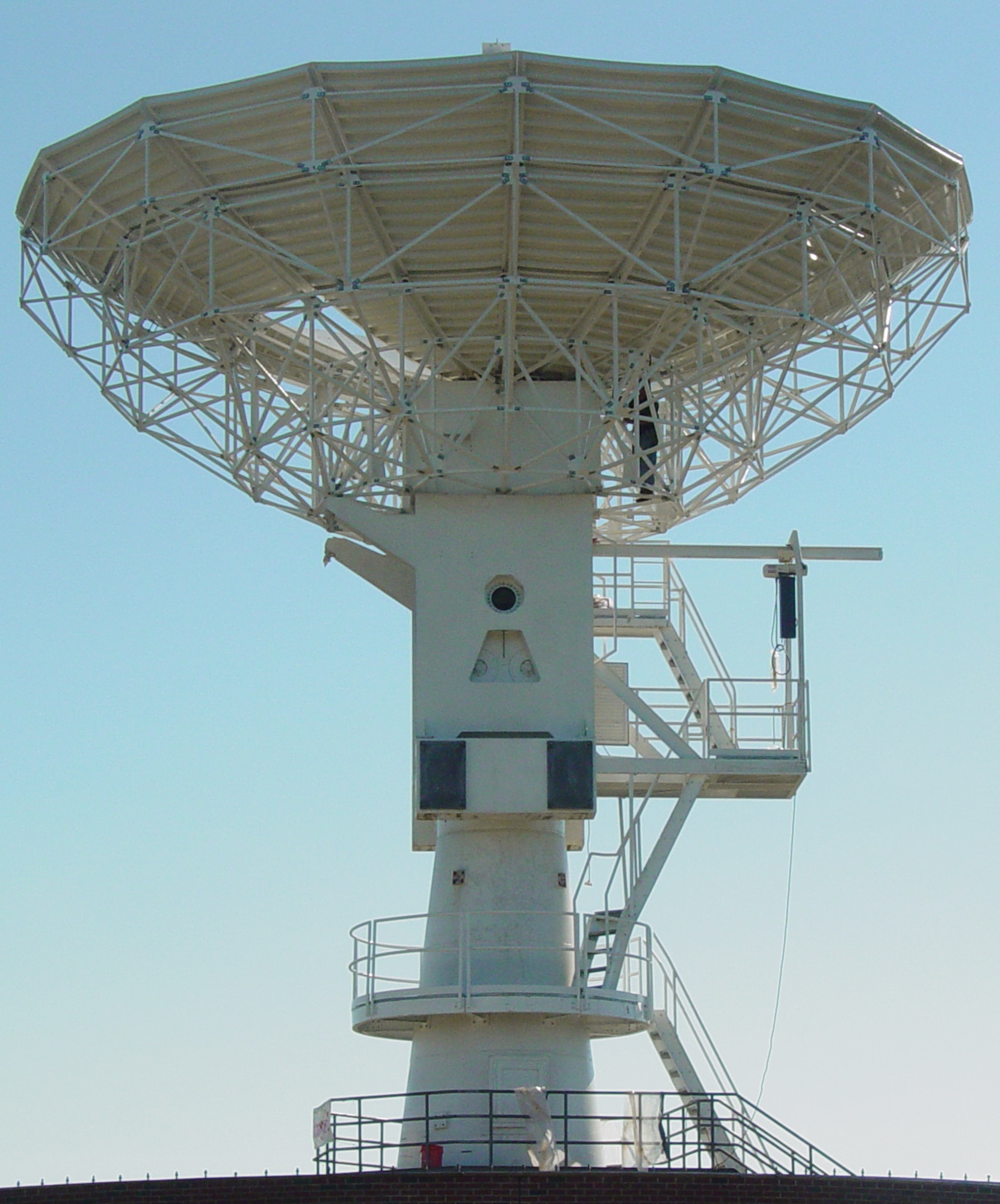 A view of the New Hampshire’s Antedo antenna, before the familiar “golf ball” is put in place. The Antedo antenna replaces a 44-year-old antenna that was decommissioned in 2004. (U.S. Air Force photo)