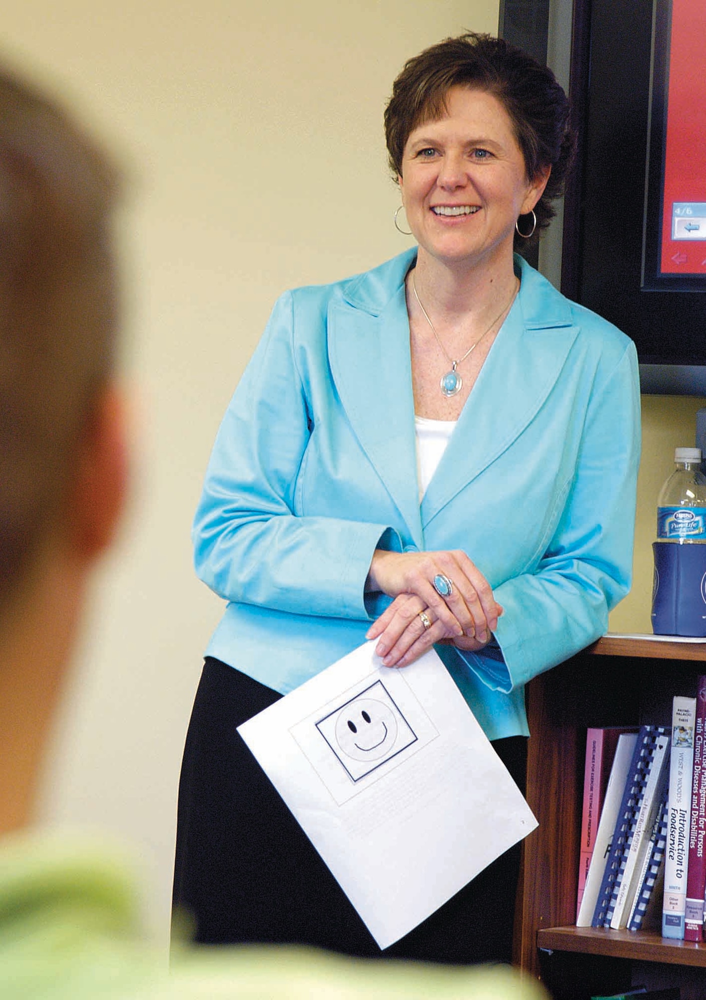 Registered dietician Wendi Knowles encourages participants in ways to make weight loss achievable during a recent Support, Lifestyle, Improvement, Motivation, or SLIM, class at the Health and Wellness Center. (Air Force photo by Margo Wright)