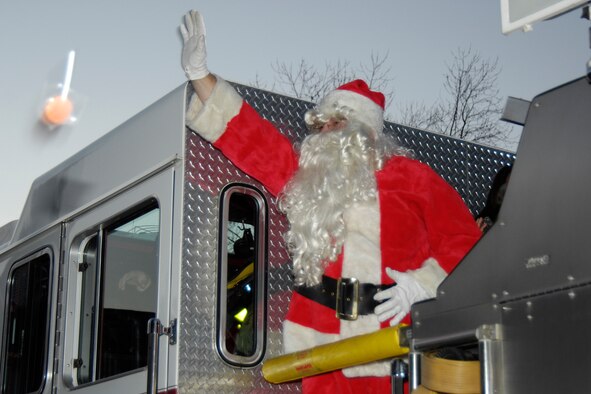 HANSCOM AFB, Mass. – With a merry “ho, ho, ho,” Santa tosses candy to a crowd of Hanscom families before the base tree lighting ceremony Nov. 29 outside of the Base Chapel. (U.S. Air Force photo by Linda LaBonte Britt)