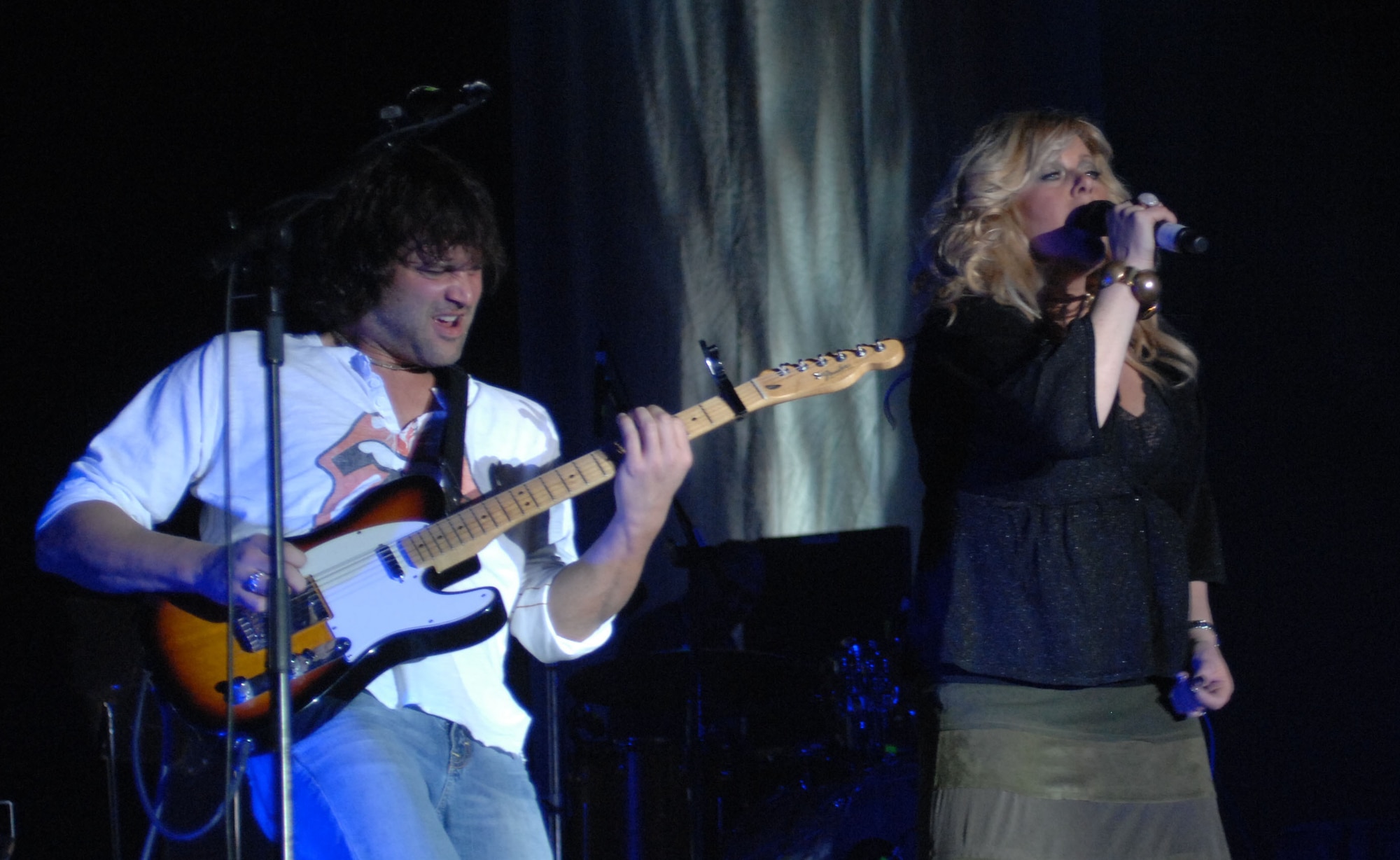 Award-winning singer Jamie O’Neal, and her band guitarist perform for Team Mildenhall troops during the Operation Season’s Greetings concert Nov 27, 2007, at RAF Mildenhall. (U.S Air Force photo by Airman 1st Class Brad Smith)
