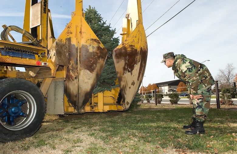 Master Sgt. Martin Ayala, 436th Civil Engineer Squadron, helps direct the placement of Team Dover's Christmas Tree Nov. 30. (U.S. Air Force photo/Jason Minto)