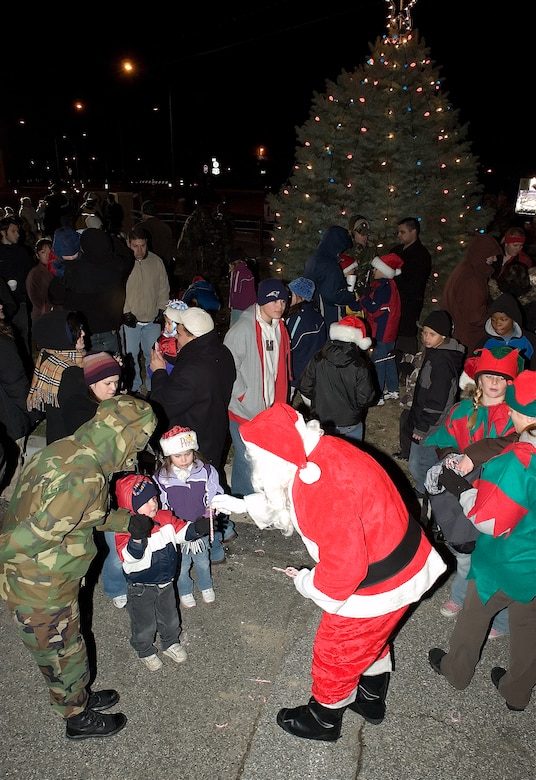 Santa greeted base children and handed out candy canes Tuesday. (U.S. Air Force photo/Jason Minto)
