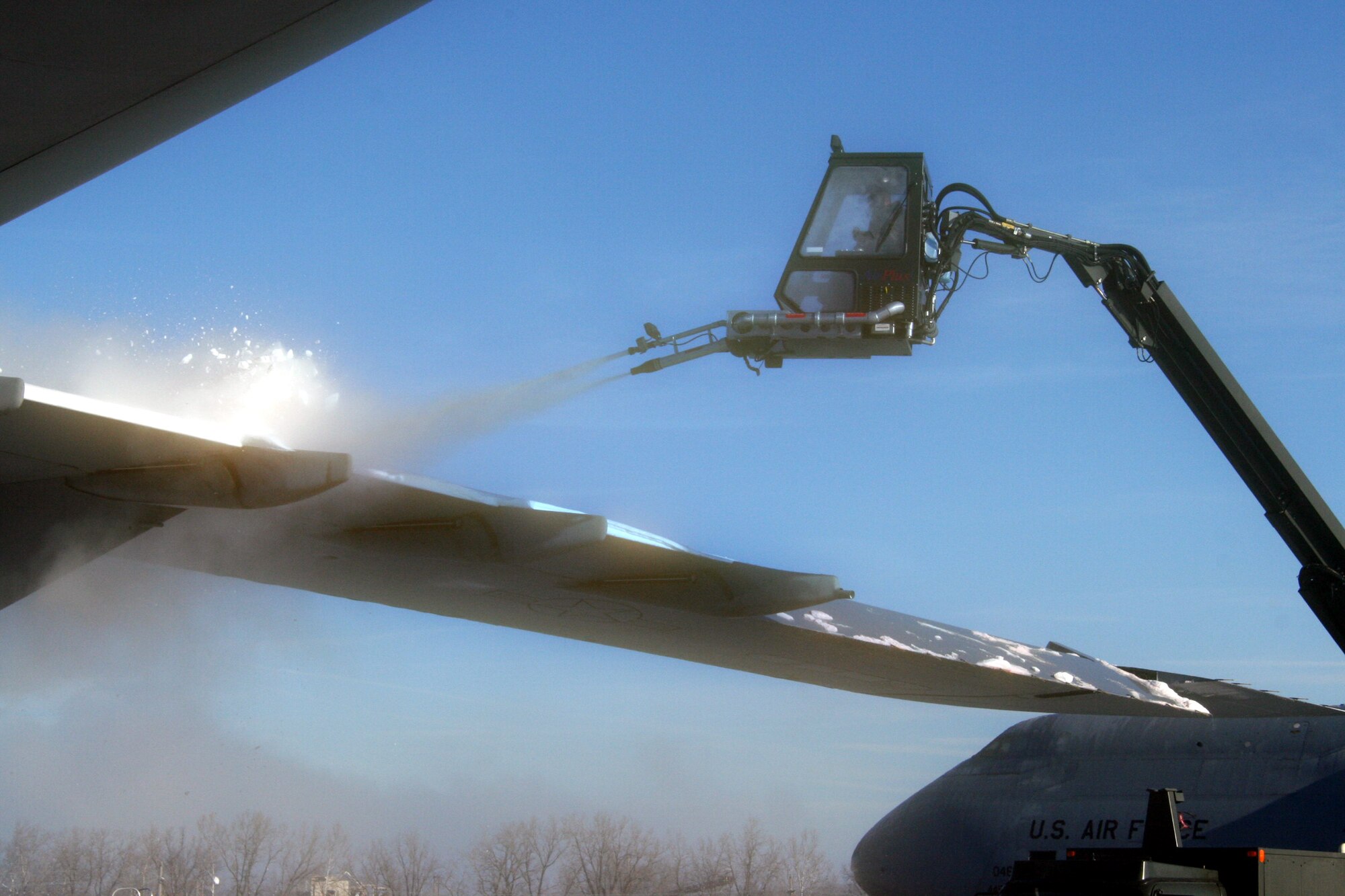 WRIGHT-PATTERSON AFB, Ohio - Reservists from the 445th Aircraft Maintenance Squadron de-ice a C-5 Galaxy after the first snowfall of the season for the area. (U.S. Air Force photo/Maj. Ted Theopolos) 