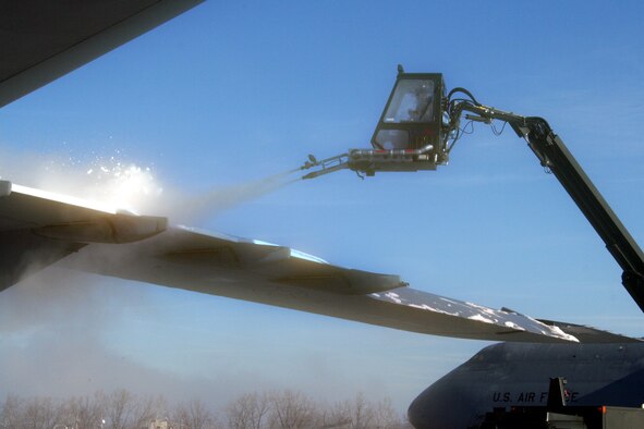 WRIGHT-PATTERSON AFB, Ohio - Reservists from the 445th Aircraft Maintenance Squadron de-ice a C-5 Galaxy after the first snowfall of the season for the area. (U.S. Air Force photo/Maj. Ted Theopolos) 