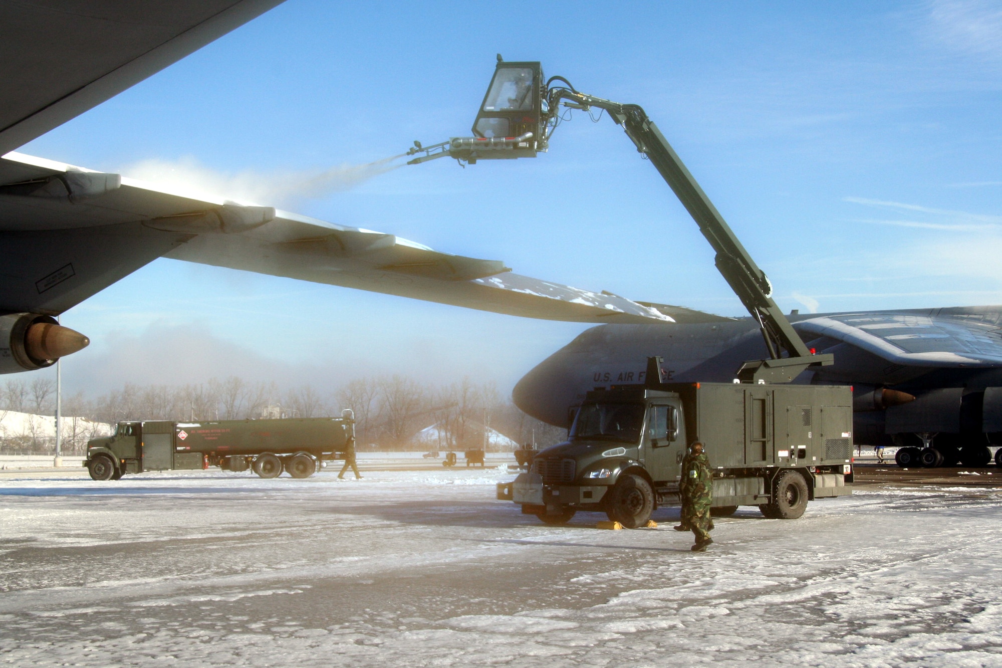 WRIGHT-PATTERSON AFB, Ohio - Reservists from the 445th Aircraft Maintenance Squadron de-ice a C-5 Galaxy after the first snowfall of the season for the area. (U.S. Air Force photo/Maj. Ted Theopolos) 
