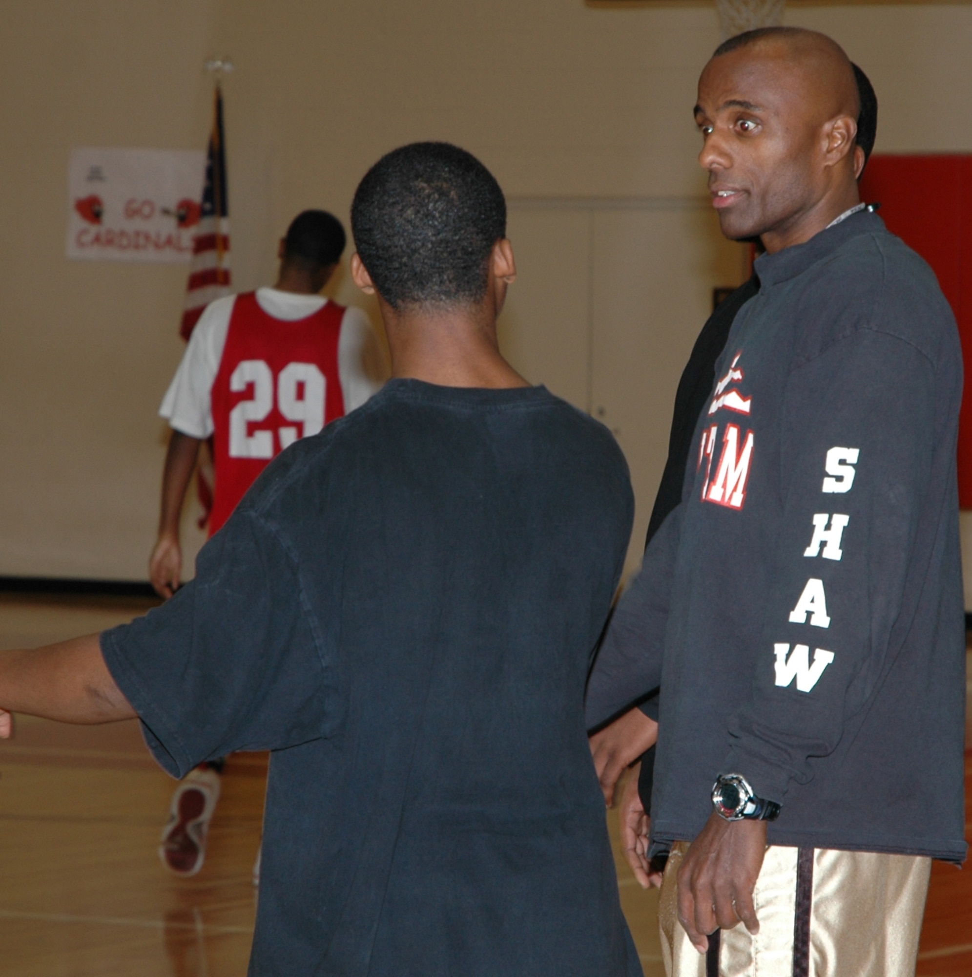 YOUNGSTOWN AIR RESERVE STATION, Ohio -- Air Force Reserve Tech. Sgt. Khalid Muzalim, coach of the Shaw High School boys basketball team in East Cleveland, discusses a drill with a player during a recent practice. U.S. Air Force photo/Senior Airman Ann Wilkins Jefferson
