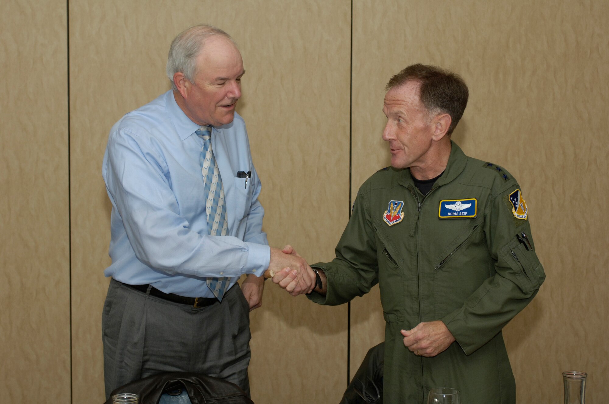 Michael Wynne, Secretary of the Air Force (SECAF) accepts a coin from Lt. Gen. Norman Seip, 12th Air Force Commander, during his visit to Holloman AFB, New Mexico, 06 Dec. 2007. The SECAF visited Holloman as part of his visit to White Sands Missile range. (U.S. Air Force Photo by SSgt Jason Colbert)