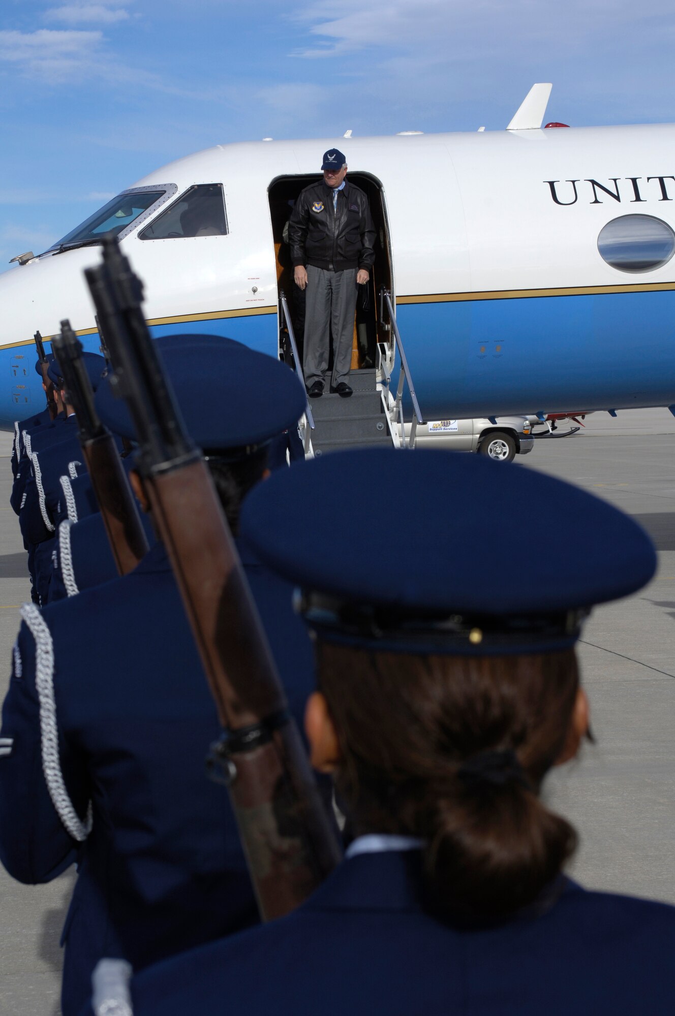 Michael Wynne, Secritary of the Air Force (SECAF) steps off of his plane at Holloman AFB, New Mexico, 06 Dec. 2007. The SECAF visited Holloman as part of his visit to White Sands Missile range. (U.S. Air Force Photo/SSgt Jason Colbert)