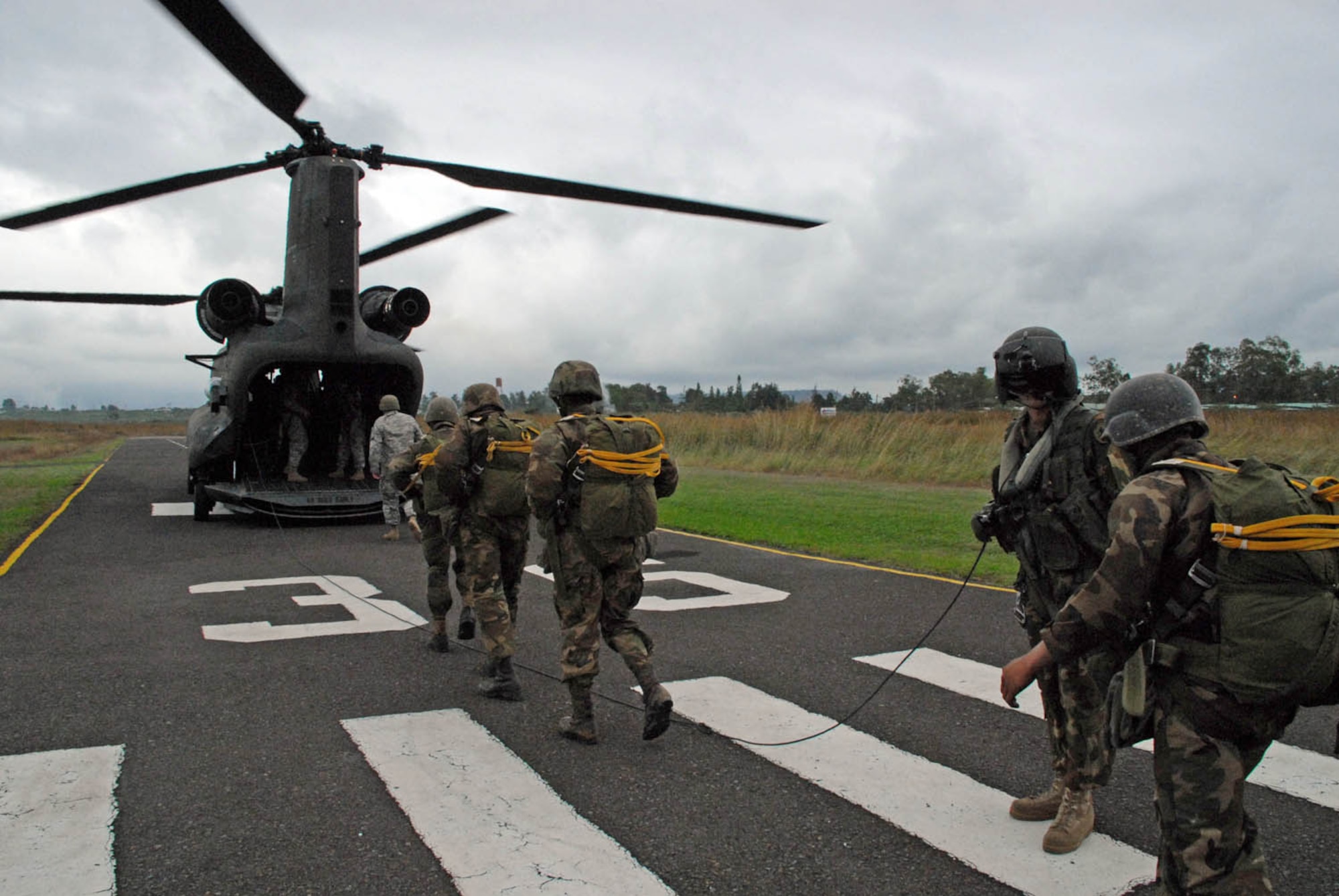 TAMARA DROP ZONE, Honduras - Honduran TESON students
load onto a CH-47 for an airdrop mission here Dec. 8.  The air drop was the
last requirement for the students in the TESON class.  TESON, which stands
for Tropas Especiales para Operaciones de Selva y Nocturnas, is an elite
Honduran unit akin to the U.S. Army Rangers.  JTF-Bravo provided the drop
zone setup, safety oversight, U.S. Army jumpmasters and the aircraft from
the 1st Battalion, 228th Aviation Regiment. (U.S. Air Force photo by Tech.
Sgt. Sonny Cohrs)
