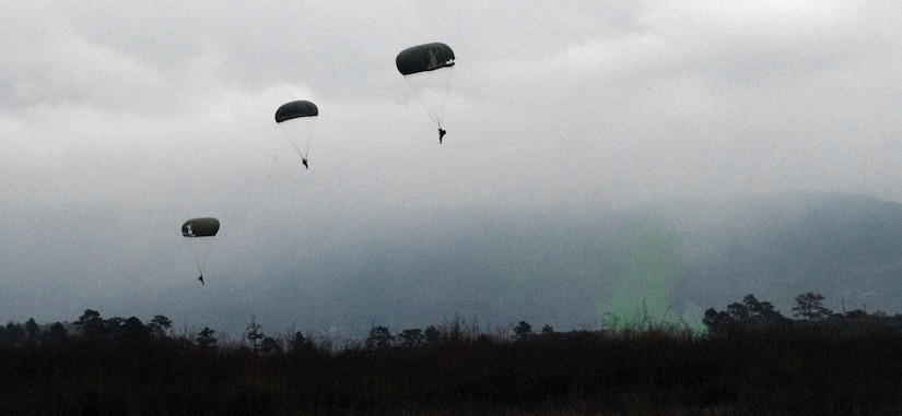 TAMARA DROP ZONE, Honduras - U.S. and Honduran forces
airdrop from a CH-47 Chinook helicopter here Dec. 8, as part of a graduation
requirement for the Honduran TESON unit.  TESON, which stands for Tropas
Especiales para Operaciones de Selva y Nocturnas, is an elite Honduran unit
akin to the U.S. Army Rangers.  JTF-Bravo provided the drop zone setup,
safety oversight, U.S. Army jumpmasters and the aircraft from the 1st
Battalion, 228th Aviation Regiment. (U.S. Air Force photo by Tech. Sgt.
Sonny Cohrs)
