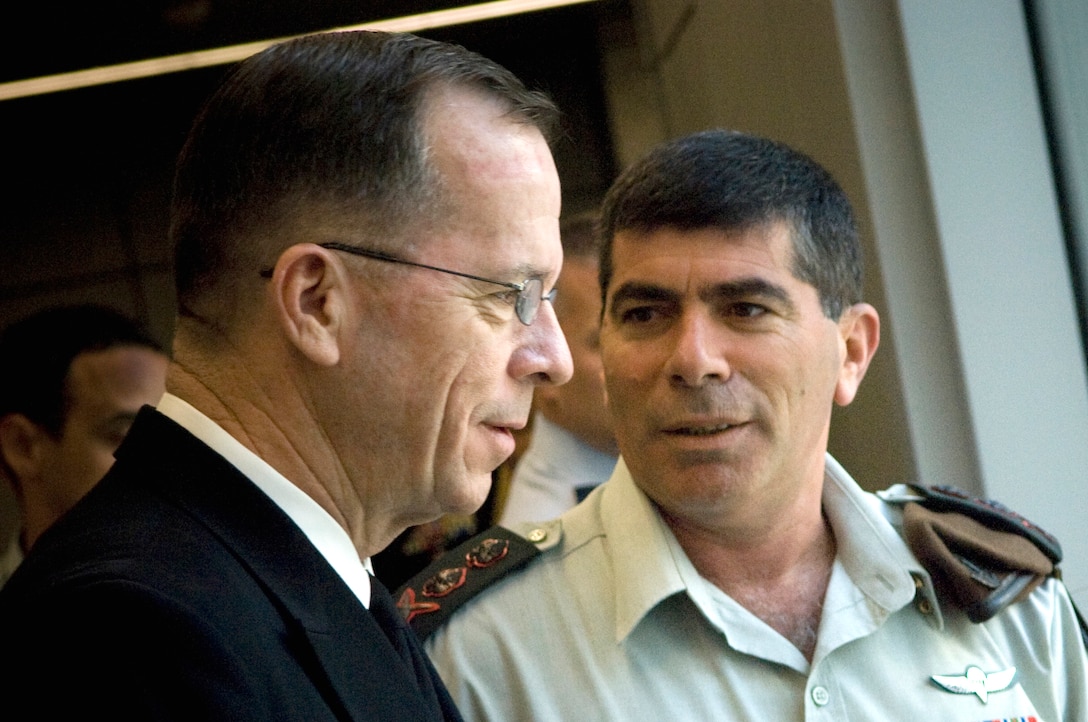 Defense Force Chief of Staff, Lt. Gen. Gabi Ashkenazi  welcomes U.S. Chairman of the Joint Chiefs of Staff Navy Adm. Mike Mullen to Israel with a full honors ceremony at the Ministry of Defense, Tel Aviv, Israel, Dec. 10, 2007. Mullen also met with Minister of Defense Ehud Barak during his visit to the country.