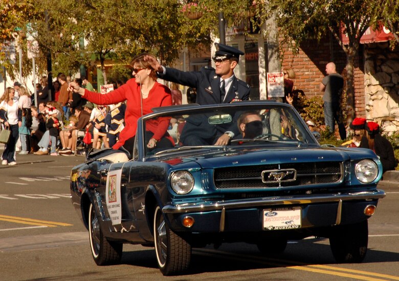 Base Represented at El Segundo Holiday Parade > Los Angeles Air Force