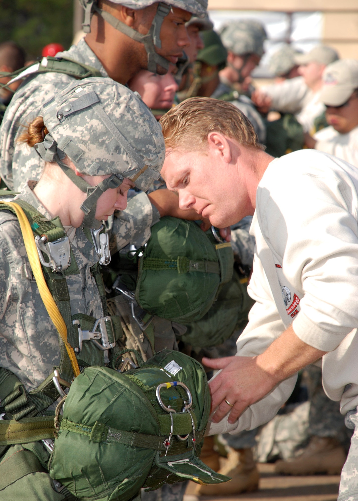 A jumpmaster checks a Soldier's parachute during Operation Toy Drop Dec. 8 at the Sicily Drop Zone at Fort Bragg, N.C. The exercise included jumpmasters from Canada, Chile, Ireland and Germany.  The exercise brought together international, acitve duty, and Reserve military members. (U.S. Air Force photo/Senior Airman Susan Parent) 

