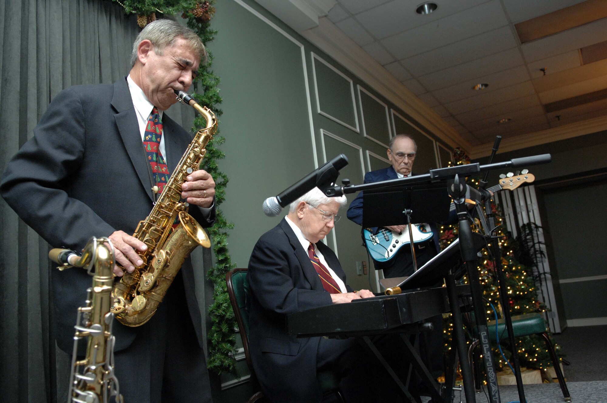 SHAW AIR FORCE BASE, S.C. -- The Tom Sylvester Trio opened the 2007 20th Fighter Wing Holiday Reception Dec. 8, with Christmas favorites. The party was attended by thousands of Shaw members. (U.S. Air Force photo/Airman 1st Class Kathrine McDowell)