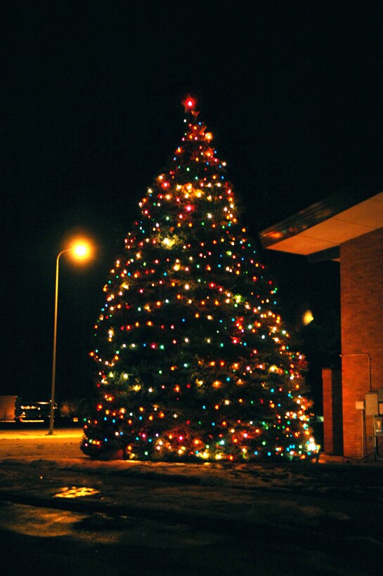 Ellsworth celebrates the Christmas holiday with the annual tree lighting ceremony put on by the Freedom Chapel, Dec. 11.  Many Airman and their families withstood the bitter cold to watch the Christmas tree lighting. (U.S. Air Force photo / Airman 1st Class Anthony Sanchelli)