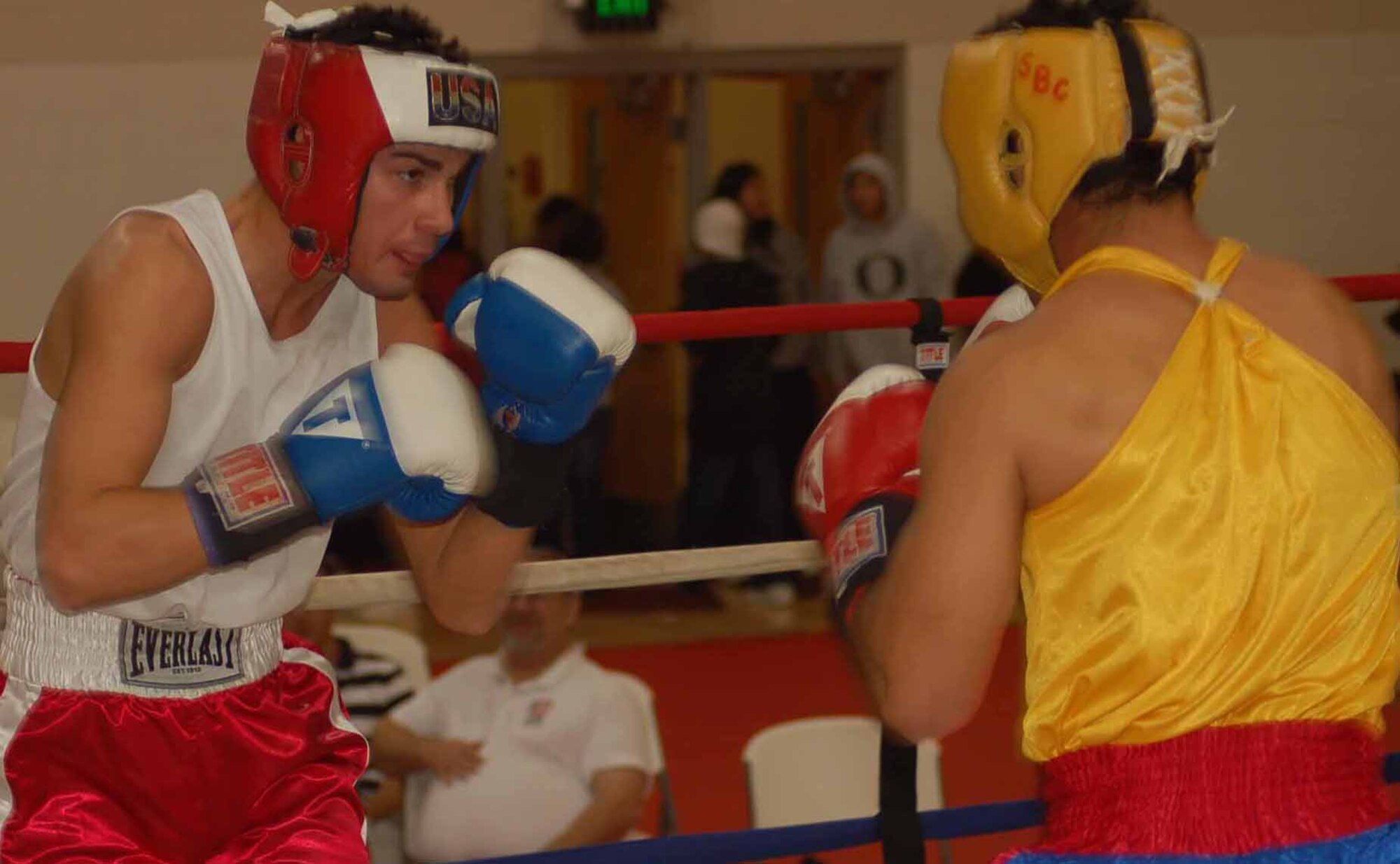 Tinker boxer James Barber, left fights Brandon Pool during the 2007  Oklahoma Amateur Boxing Championships Dec. 8 at the Riverside Indian School in Anadarko.  Barber lost in a split decision.  (Air Force photo by John E. Banks)