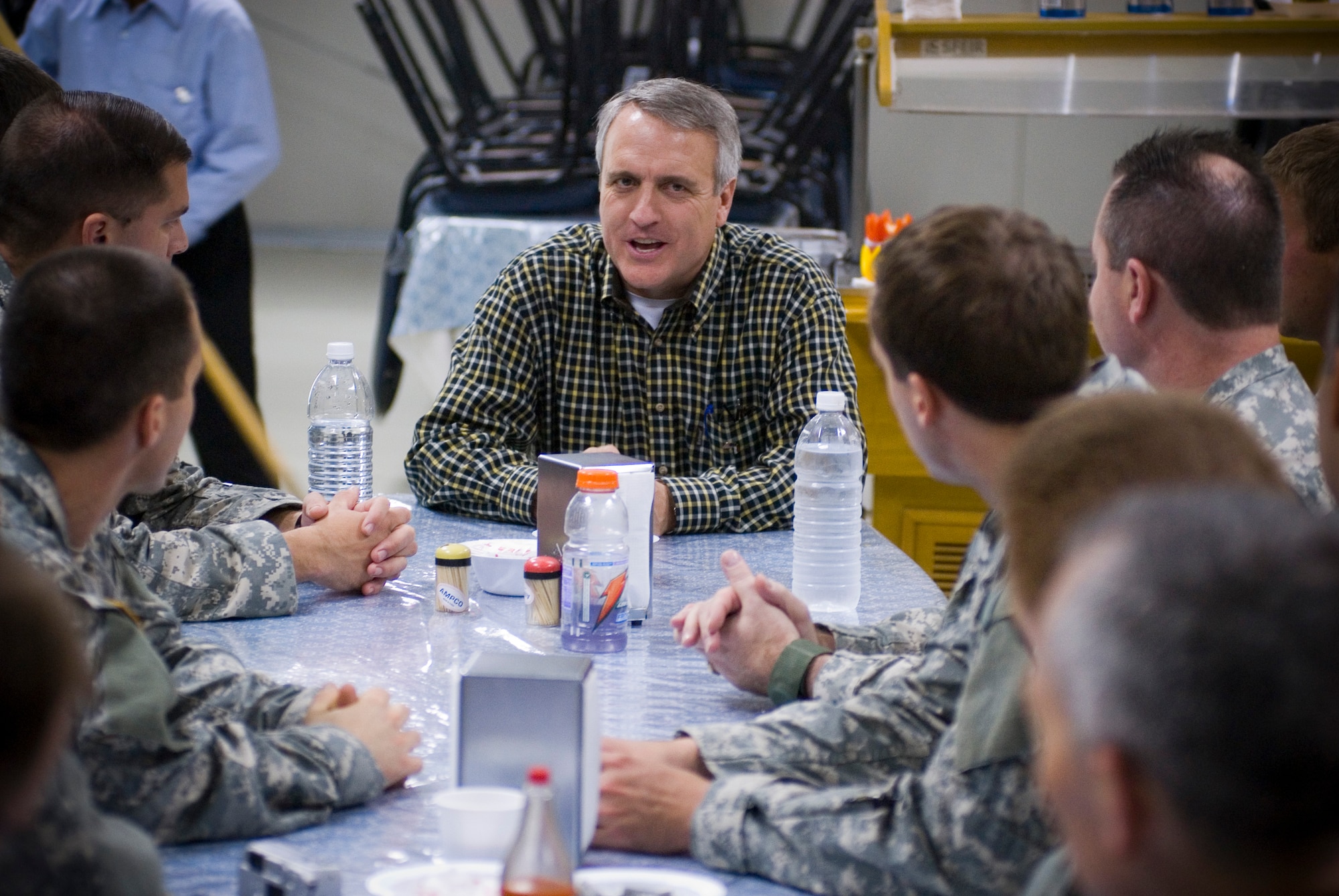 BALAD AIR BASE, Iraq -- Colorado Gov. Bill Ritter thanks National Guard members from his state for their service during his visit here, Dec. 12. The Secretary of Defense invited governors to Iraq to visit National Guardsmen deployed from their home states and to gain insight into the ongoing war on terror. (U.S. Air Force photo/Master Sgt. John Nimmo, Sr.)