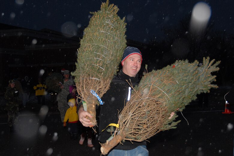 SCOTT AIR FORCE BASE, Ill. -- This holiday season Joint Total Force Scott started to celebrate in a variety of ways. Events kicked off with the USO and Jack Daniels Distillery “Toast to the Troops” concert on Dec. 4 featuring country music star Craig Morgan. Mr. Morgan along with more than a hundred Joint Total Force Scott members stuffed more than 10,000 USO care packages for deployed servicemembers. Joint Total Force Scott came out Thursday and braved the rain and snow to give out nearly 300 free holiday trees and to light the Scott tree. Saturday’s events started with the USO Santa Express event at Union Station in downtown St. Louis, which featured a free ride on the MetroLink and holiday activities for local military families, and ended with the 375th Airlift Wing Holiday party held at the Scott Club. The holiday season has just started for Joint Total Force Scott with many more events to come for more information on holiday events around Scott see upcoming issues of the Command Post. (U.S. Air Force photo by Marv Lynchard)