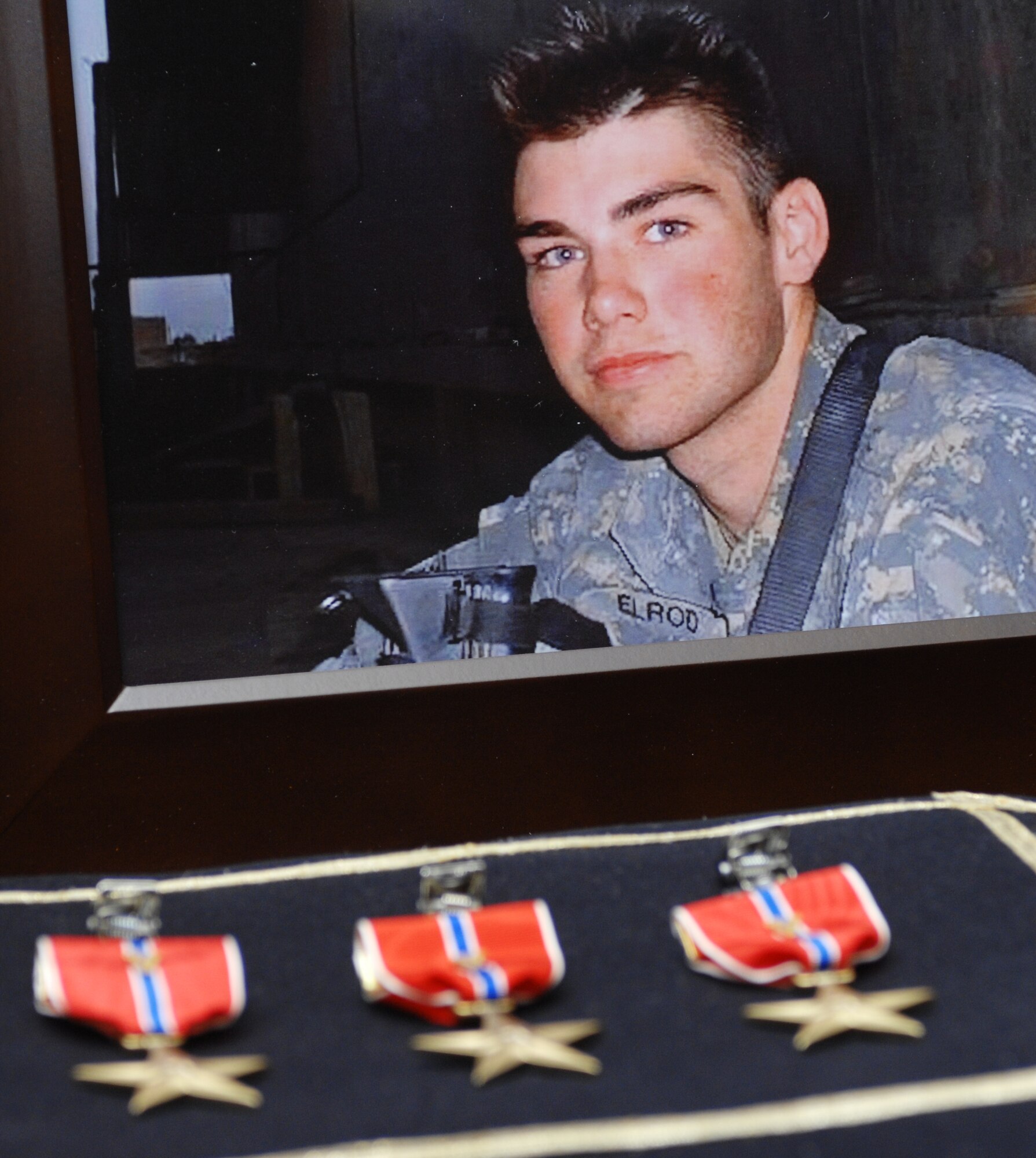 MOUNTAIN HOME AIR FORCE BASE, Idaho -- Army Specialist Steven R. Elrod was posthumously presented a Bronze Star Medal with Valor here Dec. 17 for actions in support of Operation Iraqi Freedom. Specialist Elrod received the award for exceptionally valorous achievement for actions on May 13, but was killed in a vehicle accident in Baghdad Sept. 10. His father, retired Master Sgt. Denny Elrod, and his stepmother, Susan Elrod from the 366th Logistics Readiness Squadron, received one of the three medals for his actions while his grandparents Bob and Mary Morin received the other two. (U.S. Air Force photo/Airman 1st Class Ryan Crane)