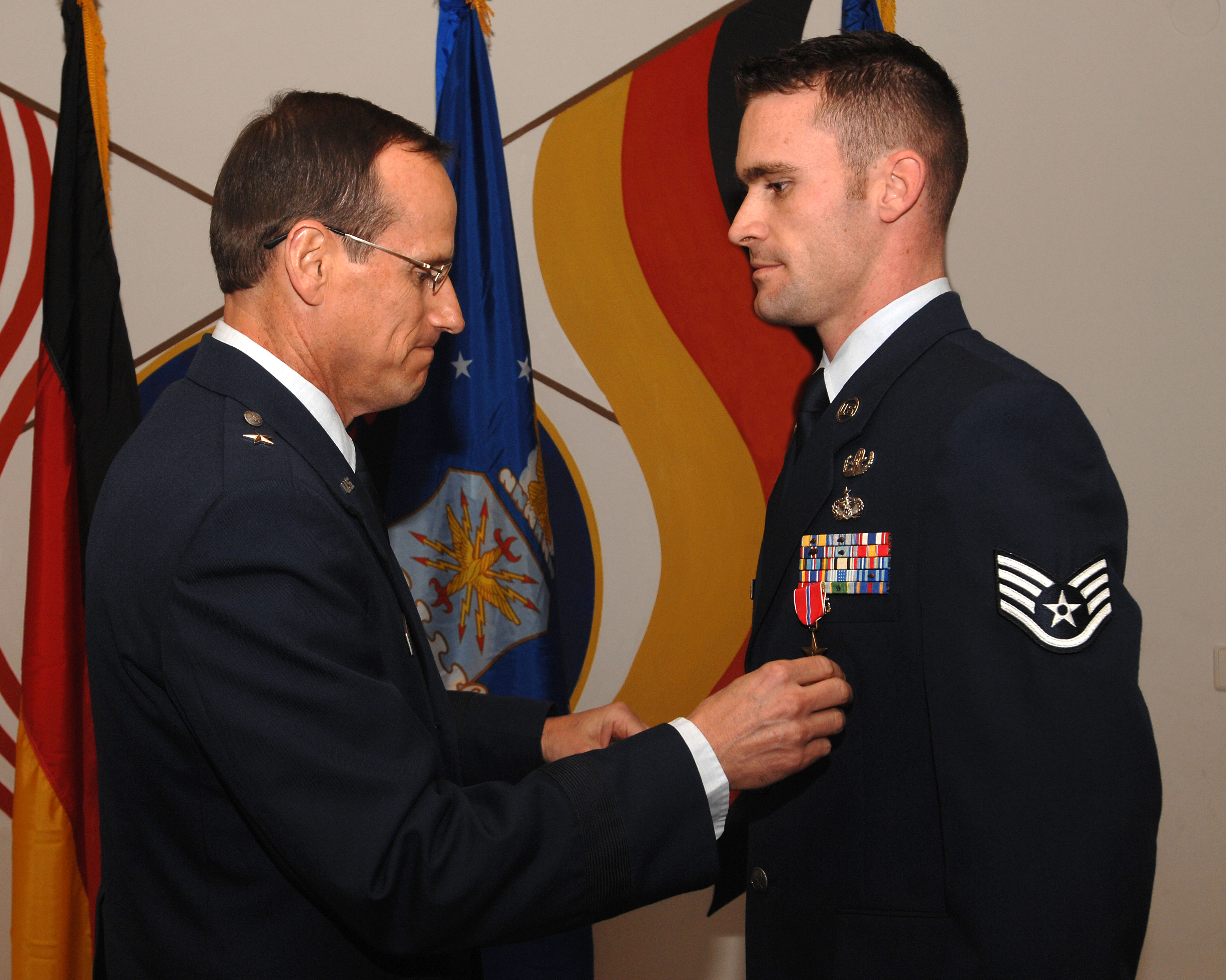 Bronze Star recipient speaks with PA > Ramstein Air Base > Article Display