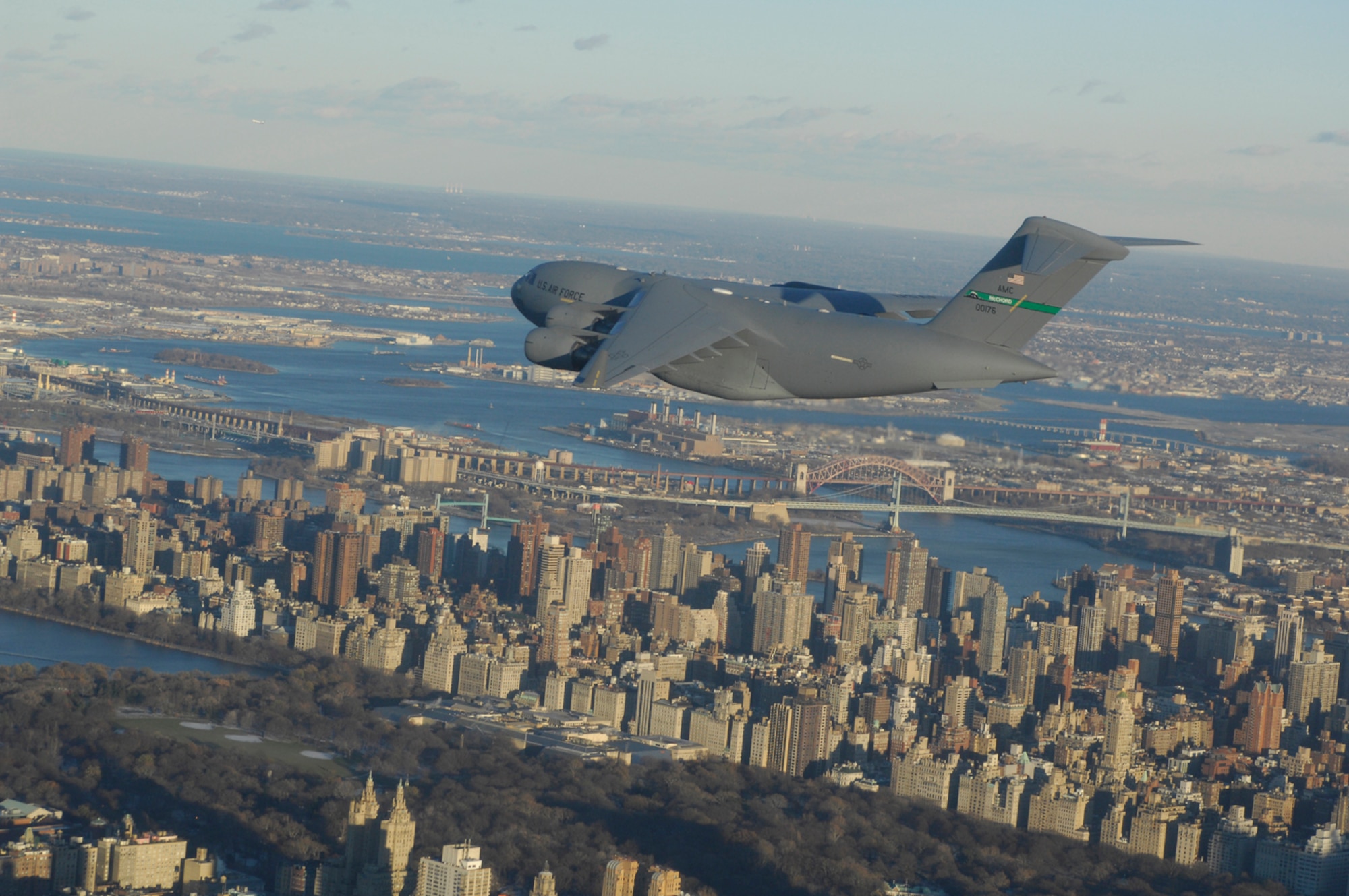 A USAF C-17 Globemaster III flies over New York city after completing the first transcontinental flight on synthetic fuel.  (U.S. Air Force photo/Randy Hepp)