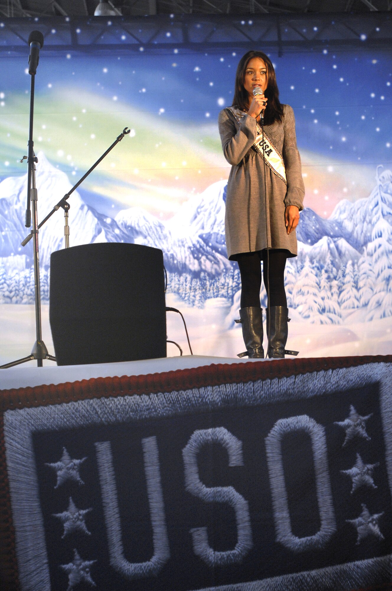 AVIANO AIR BASE, Italy--  Miss USA, Rachel Smith, speaks during a USO holiday show held for the Aviano community, Dec. 22, 2007.   Navy Adm. Michael G. Mullen, chairman of the Joint Chiefs of Staff, arrived in Aviano early Saturday afternoon from down range, bringing entertainers and celebrities Robin Williams, Lewis Black, Kid Rock, Lance Armstrong, Rachel Smith, the reigning Miss USA, and Ronan Tynan an Irish Tennor on the Chairman's United Service Organizations Holiday tour. (U.S. Air Force photo / Airman 1st Class Ashley Wood)