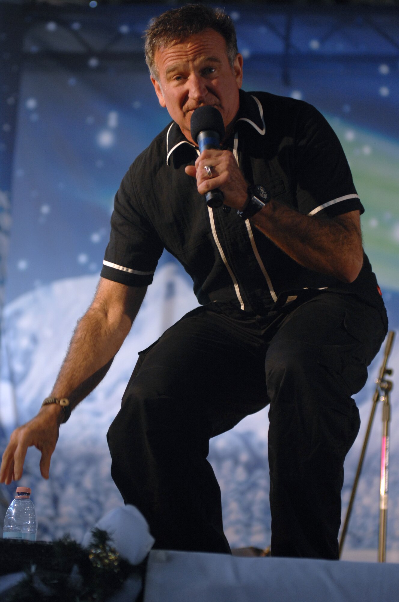 AVIANO AIR BASE, Italy-- Comedian Robin Williams performs as part of a USO holiday show held for the Aviano community, Dec. 22, 2007.  Navy Adm. Michael G. Mullen, chairman of the Joint Chiefs of Staff, arrived in Aviano early Saturday afternoon from down range, bringing entertainers and celebrities Robin Williams, Lewis Black, Kid Rock, Lance Armstrong, Rachel Smith, the reigning Miss USA, and Ronan Tynan an Irish Tennor on the Chairman's United Service Organizations Holiday tour. (U.S. Air Force photo/Airman 1st Class Tabitha M. Mans) 