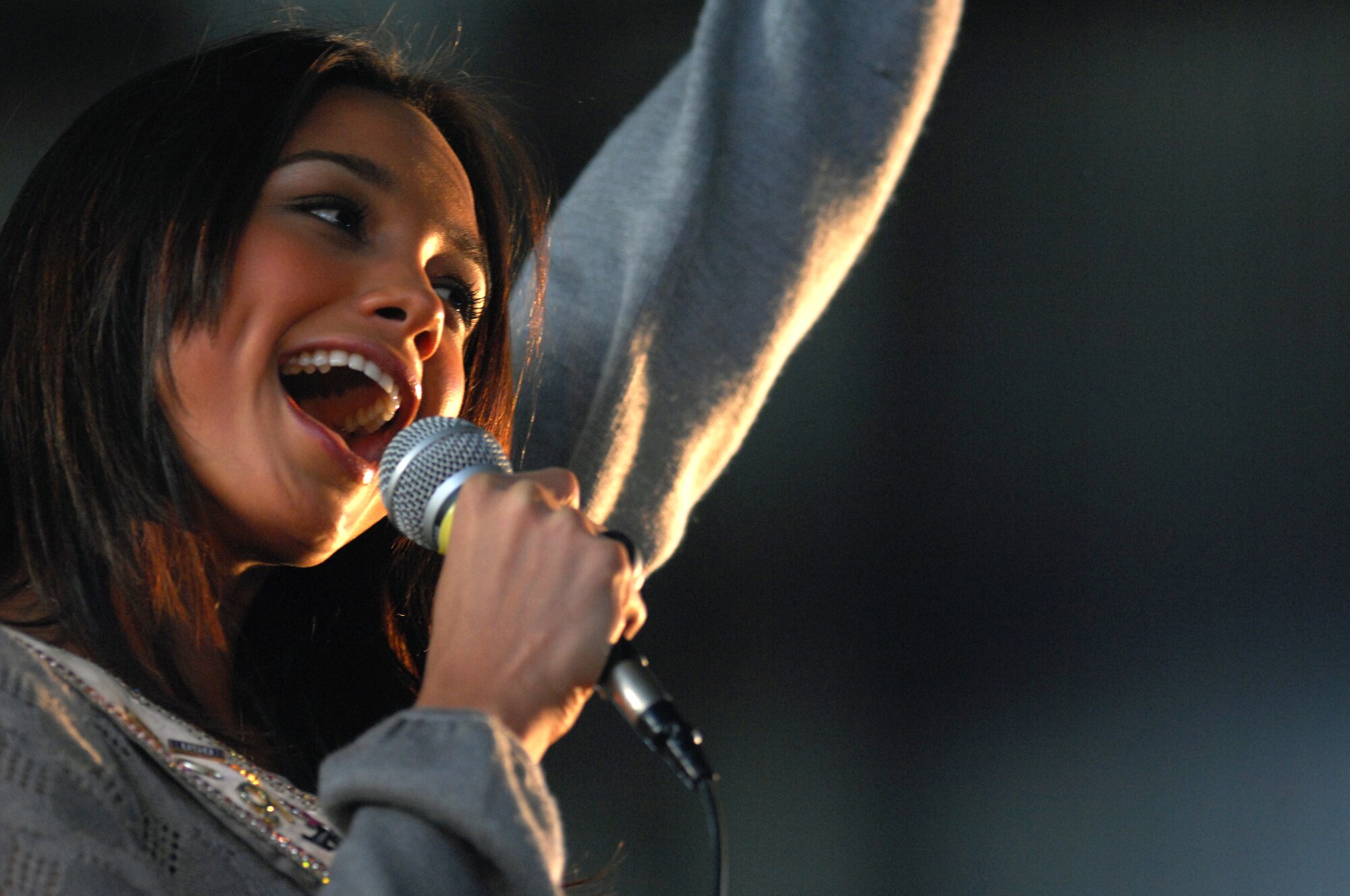 AVIANO AIR BASE, Italy-- Rachel Smith, the reigning Miss USA tries her best Italian as she says hello to more than 2000 Airman and family members during a USO tour held at Aviano, Dec. 22, 2007.  Navy Adm. Michael G. Mullen, chairman of the Joint Chiefs of Staff, arrived in Aviano early Saturday afternoon from down range, bringing entertainers and celebrities Robin Williams, Lewis Black, Kid Rock, Lance Armstrong, Rachel Smith, the reigning Miss USA, and Ronan Tynan an Irish Tennor on the Chairman's United Service Organizations Holiday tour.  (U.S. Air Force photo/Staff Sgt. Michael R. Holzworth) 