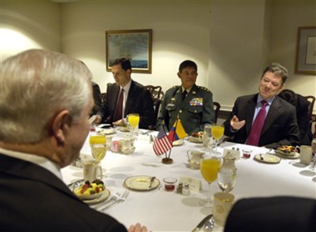 Colombia's Minister of National Defense Juan Manuel Santos (right) attends a working breakfast in the Pentagon hosted by Secretary of Defense Robert M. Gates (left) on Feb. 1, 2007.  Also participating in the talks are the Colombian Vice Minister of Defense for Budget and Planning Juan Carlos Pinzon (3rd from right) and Chief of Defense Gen. Freddy Padilla (2nd from right).  A variety of regional security issues of mutual interest are on the agenda for discussion.  