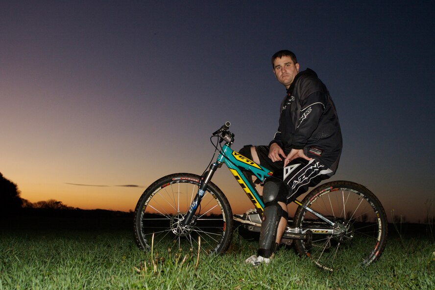 Bob Burnes, a senior airman and helicopter crew chief in the 352nd Maintenance Squadron support section at RAF Mildenhall, is the only American riding in mountain-X competitions around the United Kingdom, and was ranked fourth in the UK in 2006. (U.S. Air Force photo by Tech. Sgt. John Van Pelt).