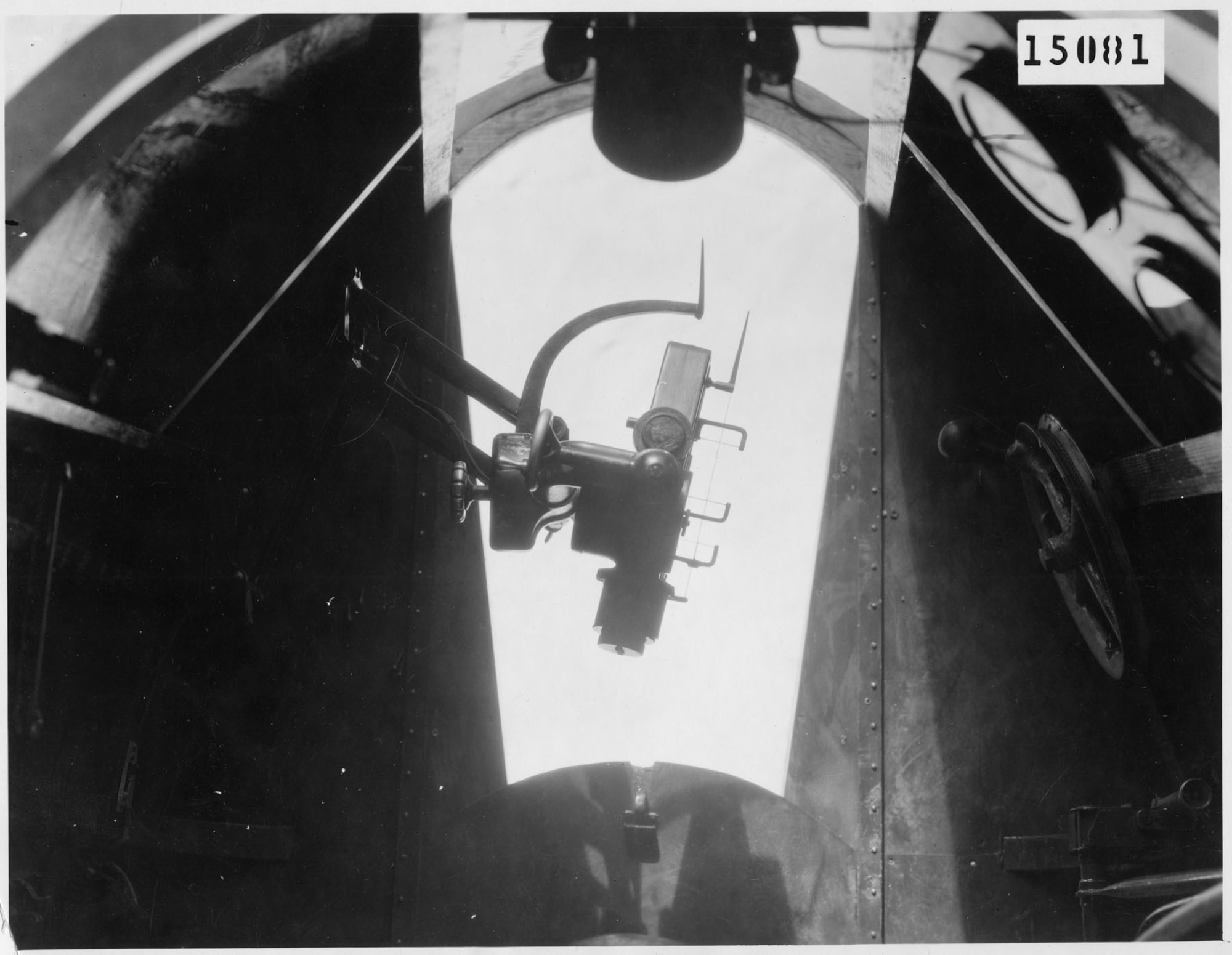 An Estoppey D-1 installed in a Martin MB-2 bomber. This photograph shows the sight adjusted to compensate for wind drift. (U.S. Air Force photo)