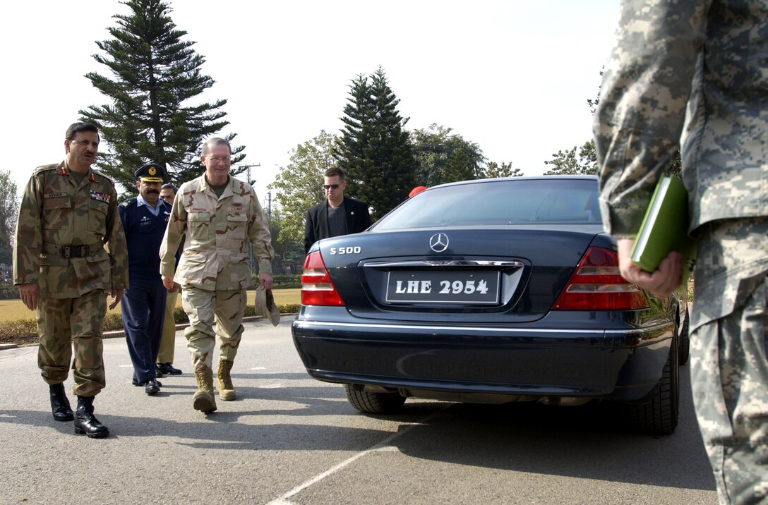 Lt. Gen. Syed Athar Ali, director general of the Pakistan Joint Staff, greets Vice Chairman of the Joint Chiefs of Staff Navy Adm. Edmund P. Giambastiani during his visit in Islamabad, Pakistan, Feb. 3, 2007. The admiral met with Pakistan officials throughout the day. 