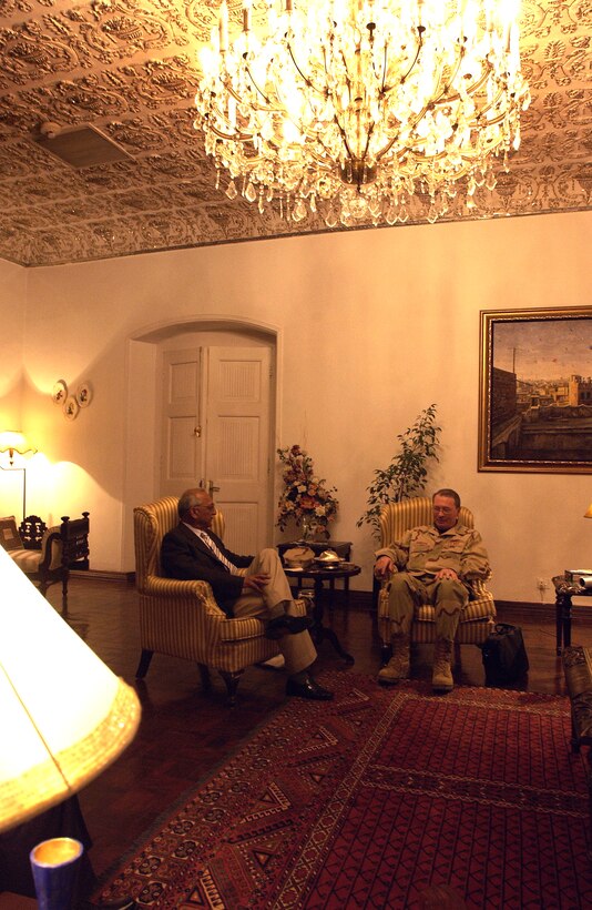 Vice Chairman of the Joint Chiefs of Staff Navy Adm. Edmund P. Giambastiani and Pakistan Vice Chief of Army Staff Gen. Ahsan Saleem Hyat discuss relations between the two countries during a visit to Islamabad, Pakistan, Feb. 3, 2007. The admiral met with Pakistan officials throughout the day.