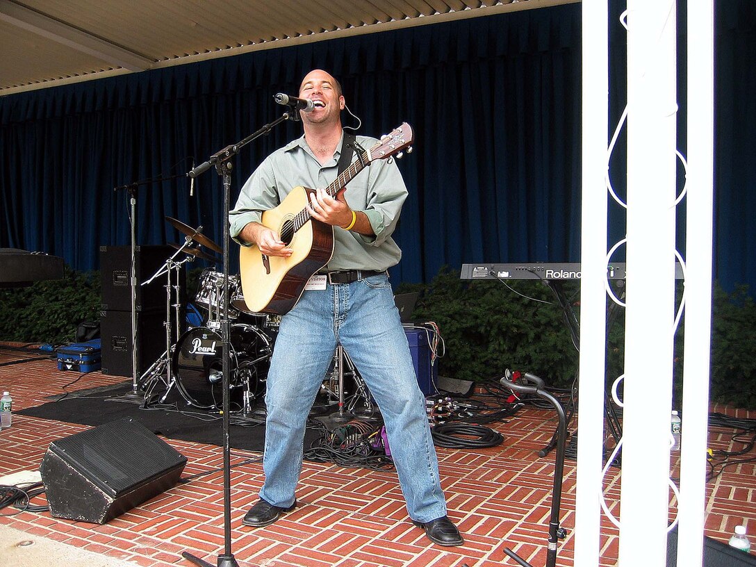 Award-winning Christian musician Mark Schultz performs in the 
Pentagon courtyard Aug. 25 at the Army's invitation. Schultz has teamed with 
the Army Safety Center as part of its "Be safe - Make it home" safety campaign. 
His song "Letters From War" is the centerpiece of the campaign. Photo by 
Samantha L. Quigley