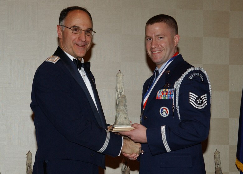 EIELSON AIR FORCE BASE, Alaska -- The 354th Fighter Wing 2006 Honor Guardsman of the Year is Technical Sgt Michael Roxberry.
(U.S. Air Force photo by Airman Christopher Griffin)