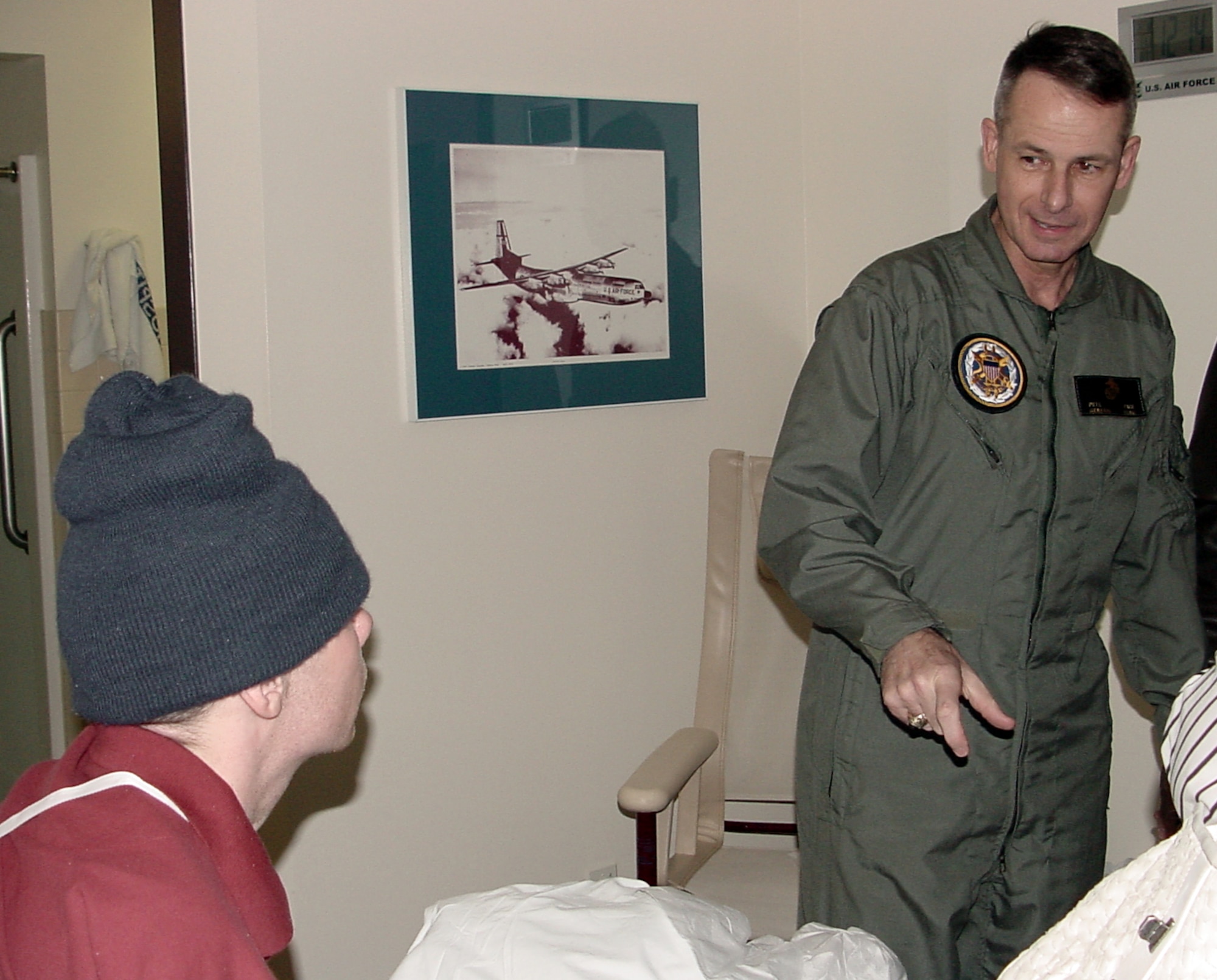 Gen. Peter Pace, Chairman of the Joint Chiefs of Staff, visits Marine Lance Cpl. Steven Eastburn from the Marine Corps Air Station Kaneohe, Hawaii. General Pace was on a stopover at Travis prior to leaving for Hawaii when he learned Corporal Eastburn, injured while supporting Operation Iraqi Freedom, was being attended to by medical personnel at David Grant USAF Medical Center’s Aeromedical Staging Facility. General Pace offered Corporal Eastburn a “lift” to Tripler Army Medical Center aboard his aircraft since he was going in the same direction. (U.S. Air Force photo by Jim Spellman)