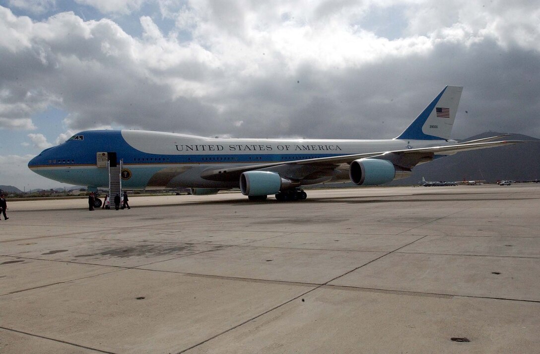 A VC-25 from the Air Force's presidential fleet sits on the  flight line of Naval Base Ventura County, Point Mugu, Calif., awaiting the body  of former President Ronald Reagan, June 9. The former president's remains were  flown to Andrews Air Force Base, Md., en route to Washington, D.C., to lie in  state in the U.S. Capitol Rotunda June 9-11. Photo by Petty Officer 1st Class  Arlo K. Abrahamson, USN