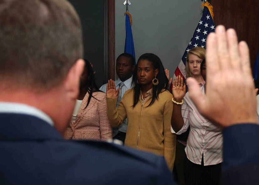 SHAW AIR FORCE BASE, S.C. -- Brig. Gen. Blair Hansen, 9th Air Force vice commander and U.S. Central Air Forces deputy commander, swears in eight people from the Columbia, S.C., area into the Air Force Feb. 12. (U.S. Air Force photo/Staff Sgt. Nathan Brevier)                    