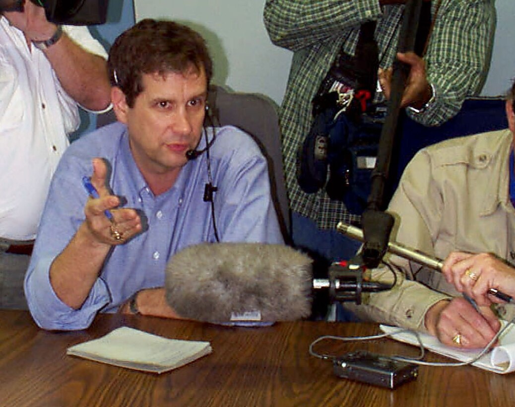 CNN reporter Jamie McIntyre poses a question during 
a press interview with Defense Secretary William S. Cohen aboard 
an Air Force 747 jet bound for Moscow Feb. 11. Linda D. Kozaryn