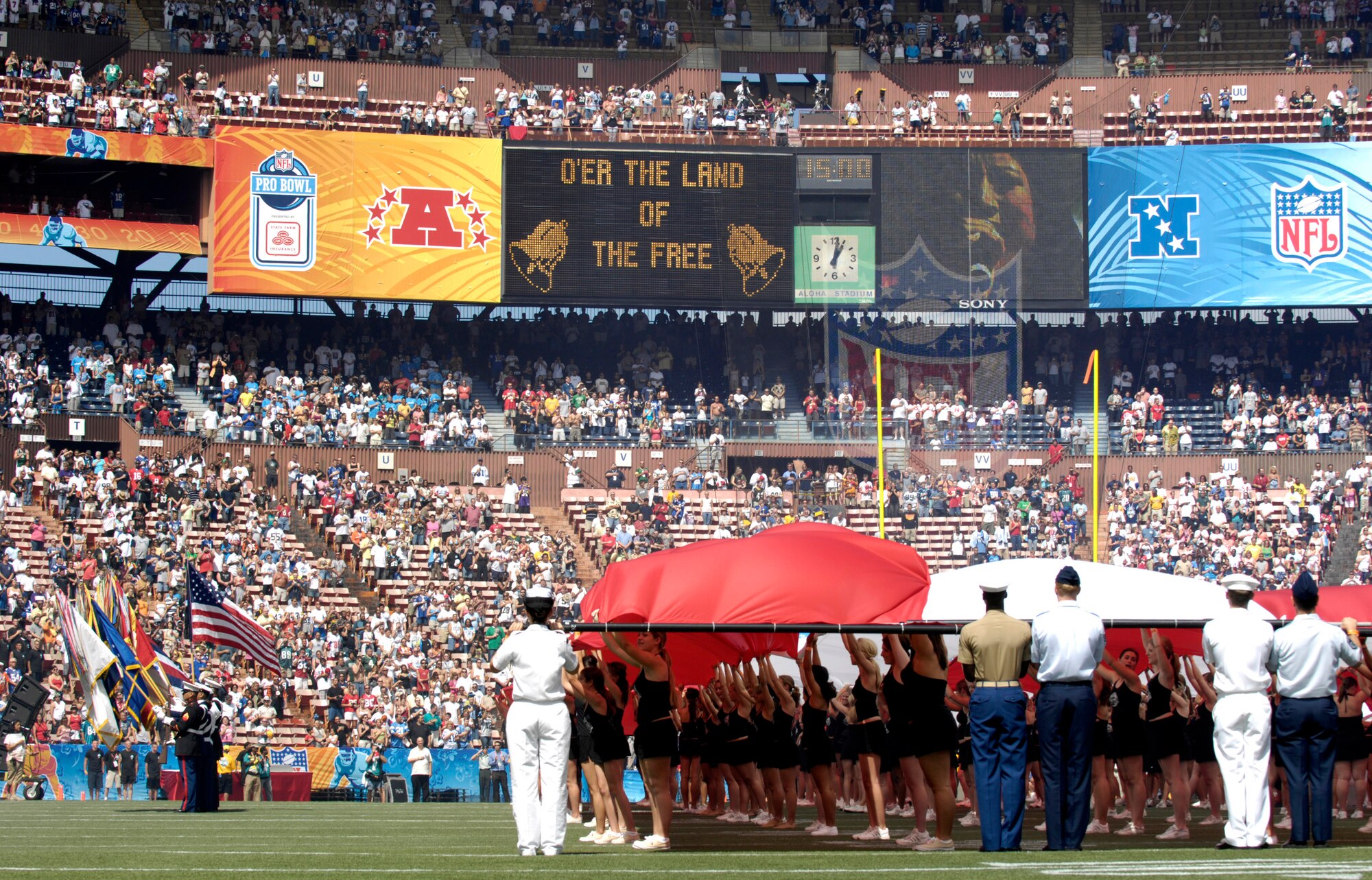Servicemembers stand at attending during the national anthem at the 2007 Pro Bowl Feb. 10 at Aloha Stadium in Hawaii. Servicemembers from all branches of the U.S. military in Hawaii participated in Pro Bowl activities. The Pro Bowl brings together the top players in the National Football League. (U.S. Air Force photo/Tech. Sgt. Shane A. Cuomo)  
