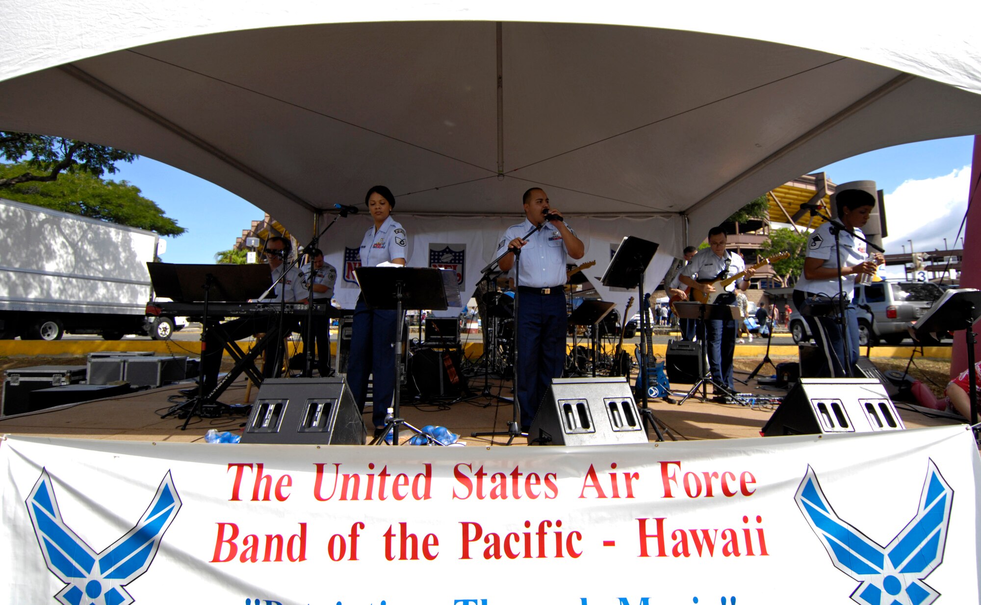 The United States Air Force Band of the Pacific plays to a 2007 Pro Bowl crowd during pre-game festivities in the parking lot Feb. 10 at Aloha Stadium in Hawaii. Servicemembers from all branches of the U.S. military in Hawaii participated in Pro Bowl activities. The Pro Bowl brings together the top players in the National Football League. (U.S. Air Force photo/Tech. Sgt. Shane A. Cuomo) 
